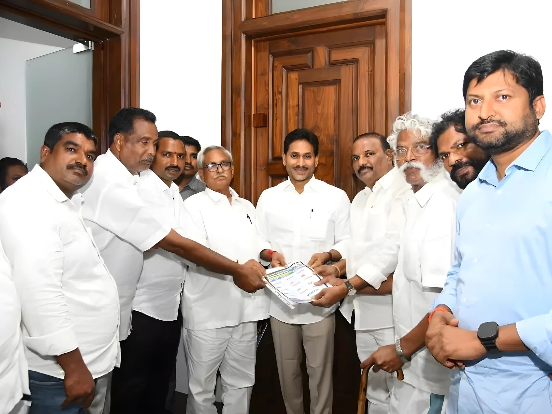 UCG ప్రాజెక్ట్‌పై జగన్‌కు రైతుల వినతి