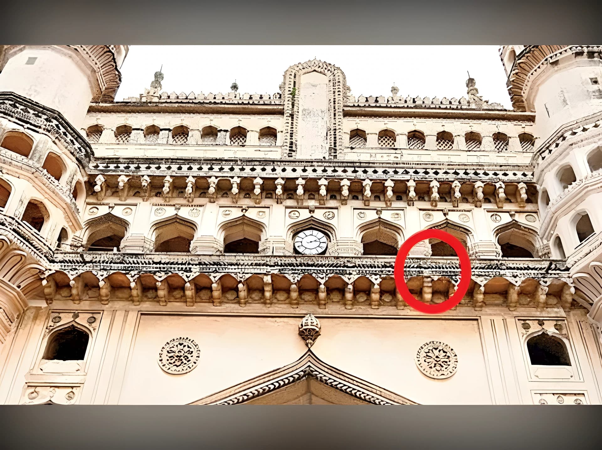 చార్మినార్ పెళ్ల కూలింది