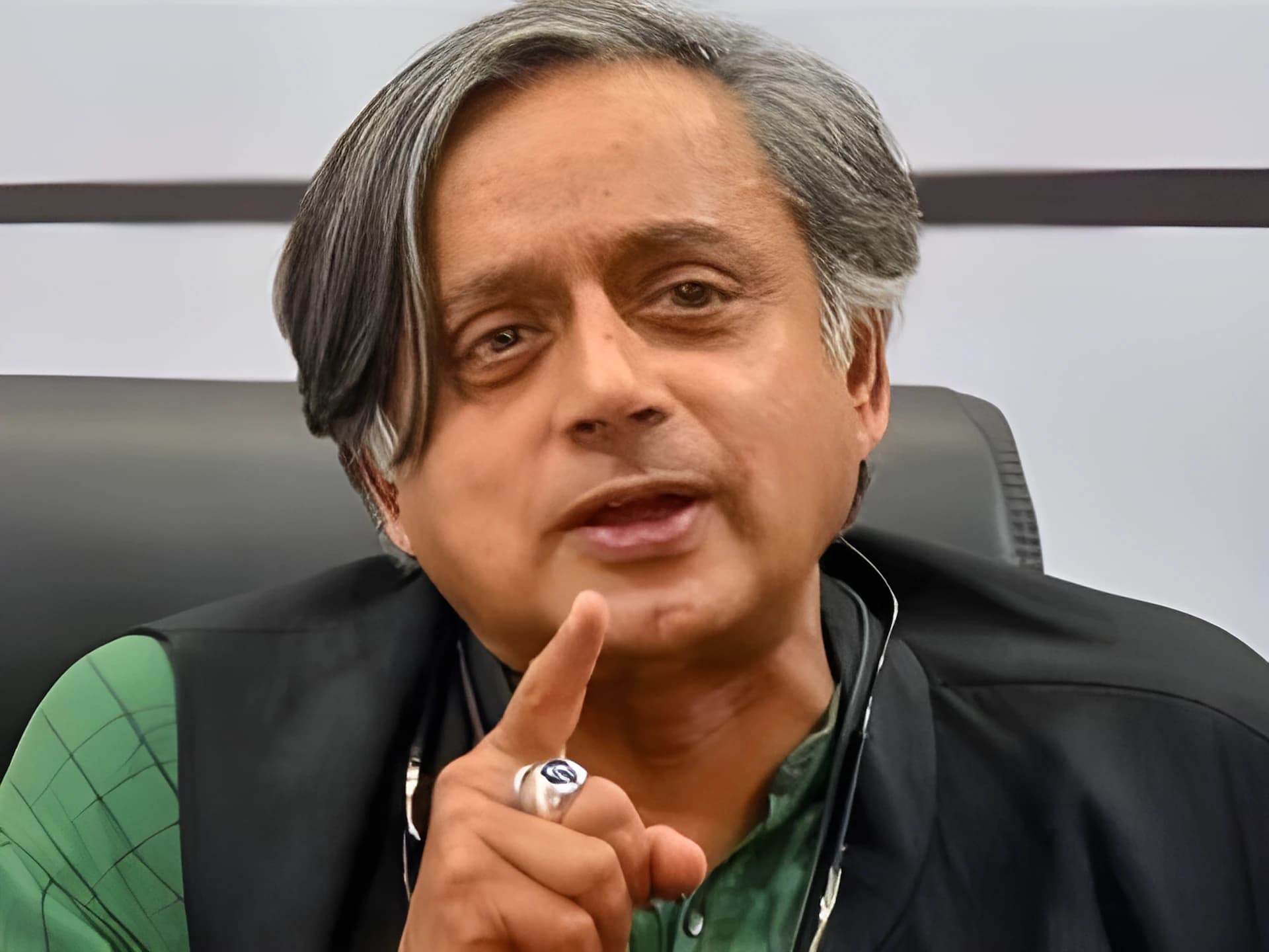 EC ముగ్గురు సభ్యులతో పనిచేయాలి: శశి థరూర్