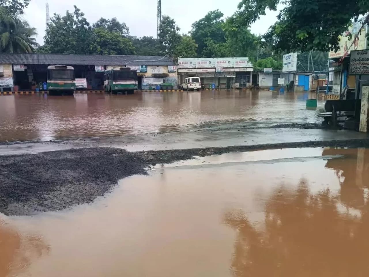 చెరువును తలపిస్తున్న నిడదవోలు బస్టాండ్