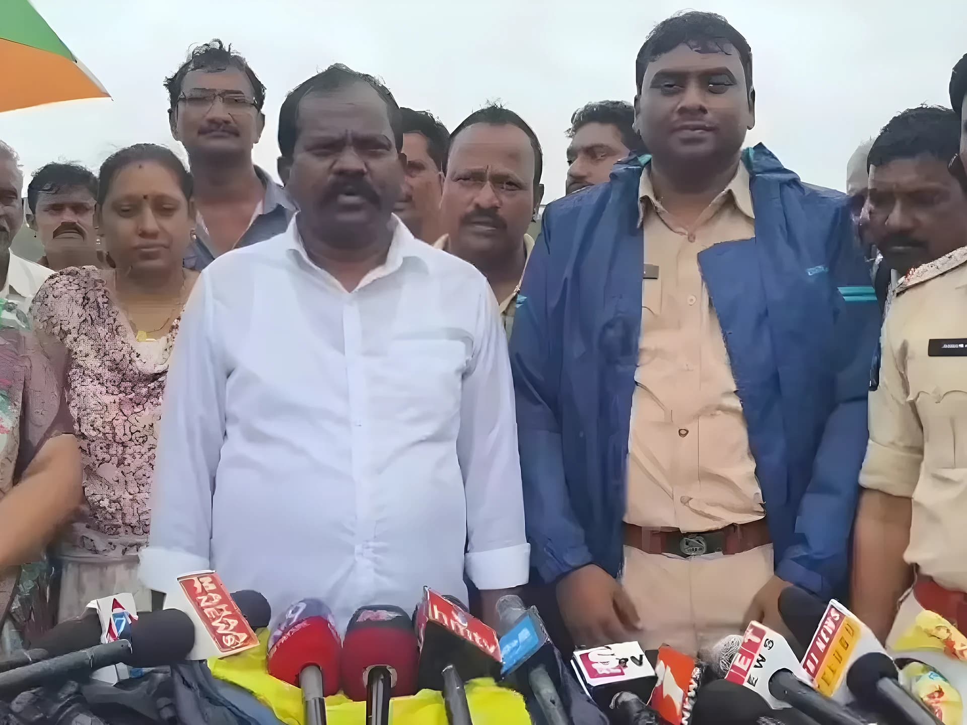 వరద ఉధృతిని పరిశీలించిన MLA