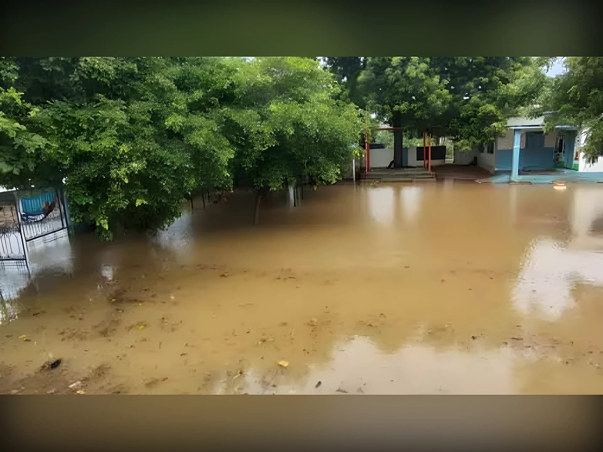 చెరువులా మారిన స్కూల్