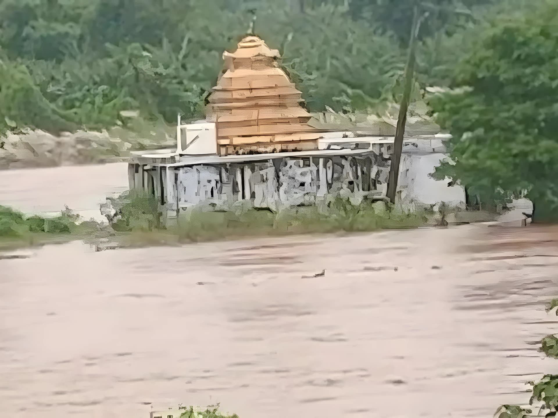భక్తులకు బిగ్ అలర్ట్.. సోమేశ్వర ఆలయానికి వెళ్లొద్దు