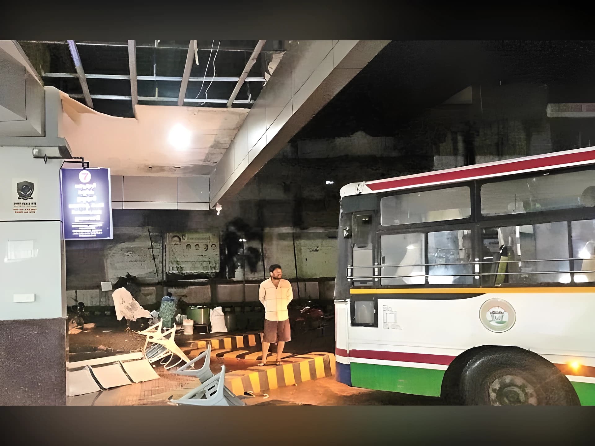 బస్‌స్టేషన్‌లో కూలిన ఫాల్స్ సీలింగ్ 🚍
