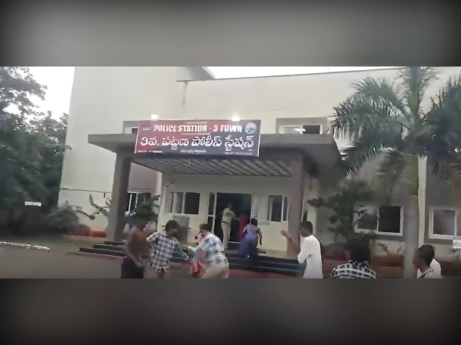 ఇరువర్గాల ఘర్షణ.. పోలీసుల ఎంట్రీ