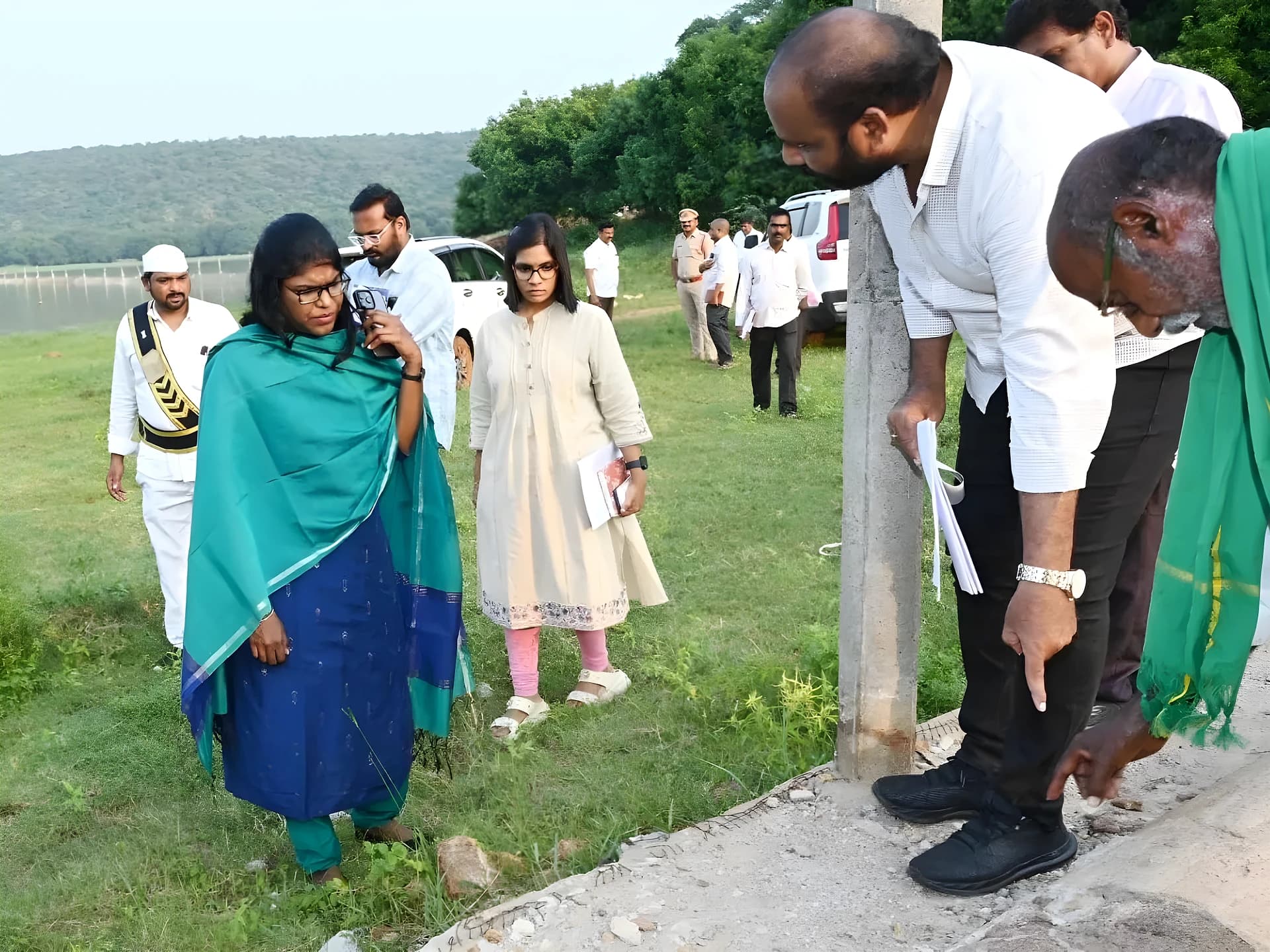 చెరువు ఆయకట్టును పరిశీలించిన కలెక్టర్