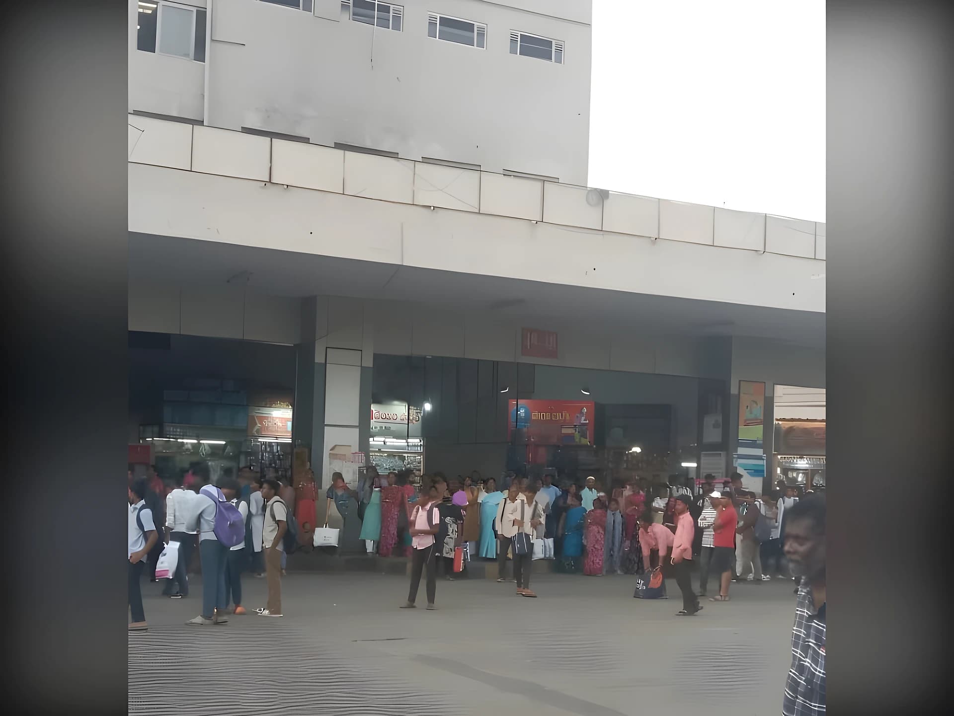 బస్సులు లేని విజయవాడ బస్టాండ్‌