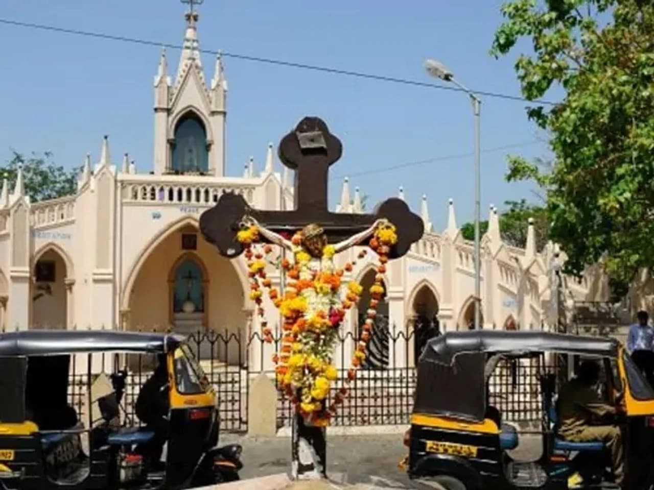 చర్చీలకు వచ్చేవారి నుంచి హామీపత్రాలు
