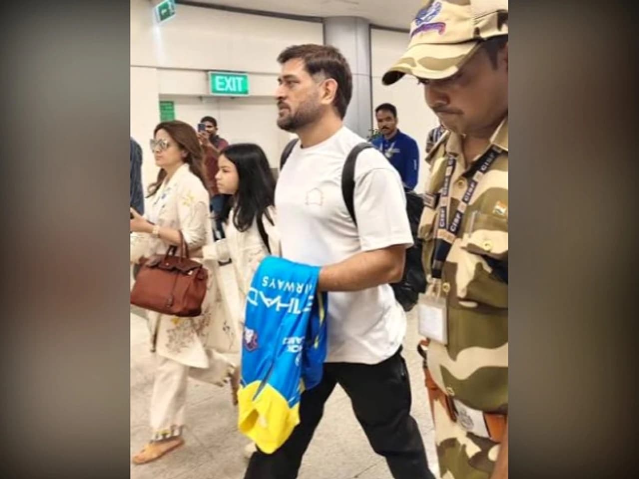 హైదరాబాద్‌లో MS ధోనీ దంపతులు