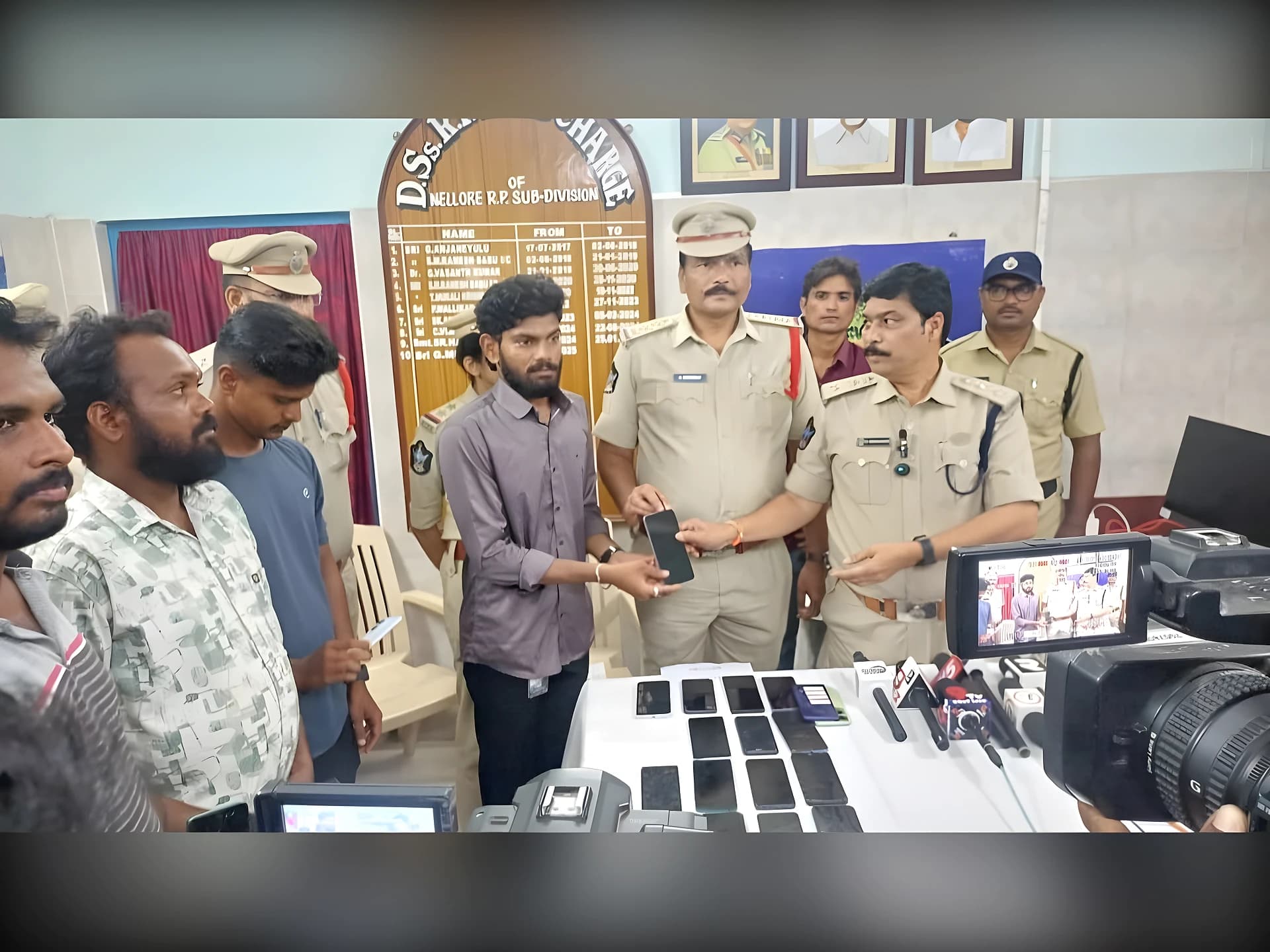 50 ఫోన్లు రికవరీ.. షాక్‌లో దొంగలు!