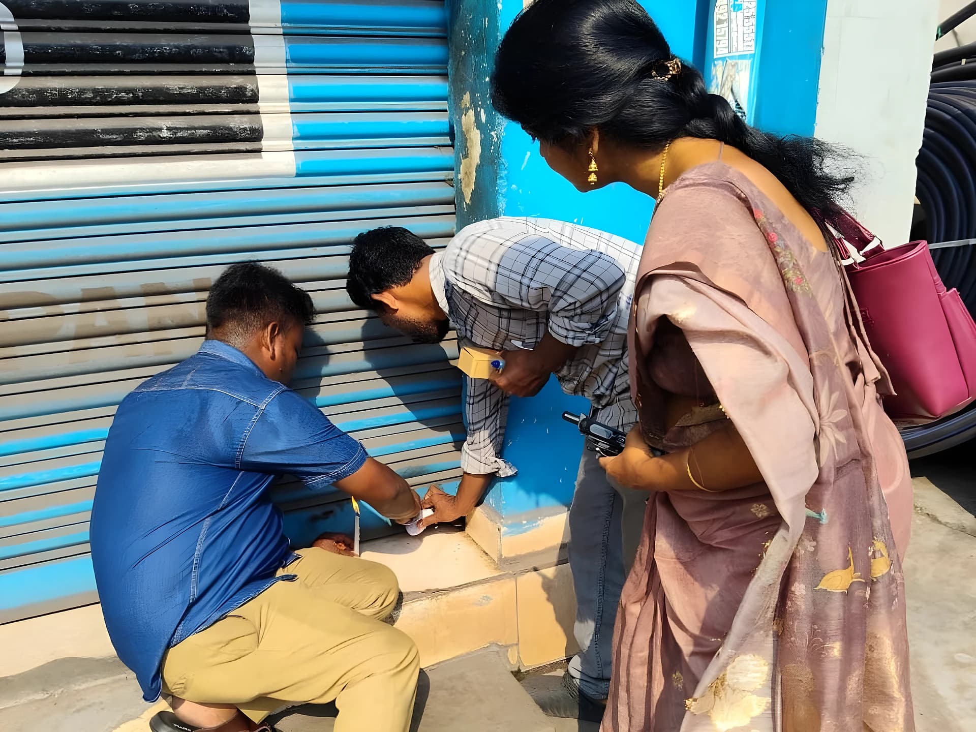 రోడ్లపై చెత్త వేస్తే దుకాణం బంద్