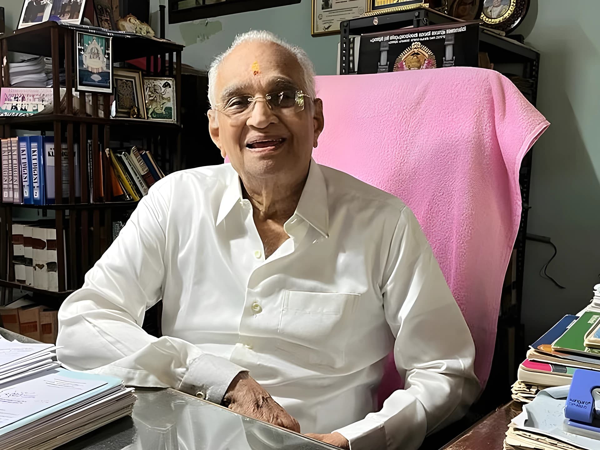 100 ఏళ్ల వయసులో లాయర్‌కు అరుదైన గుర్తింపు!