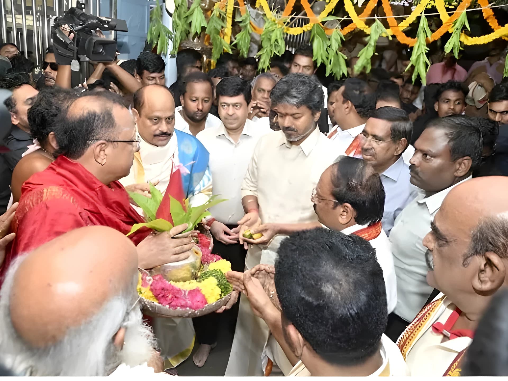 కనకదుర్గమ్మను దర్శించుకున్న సీఎం విజయ్!