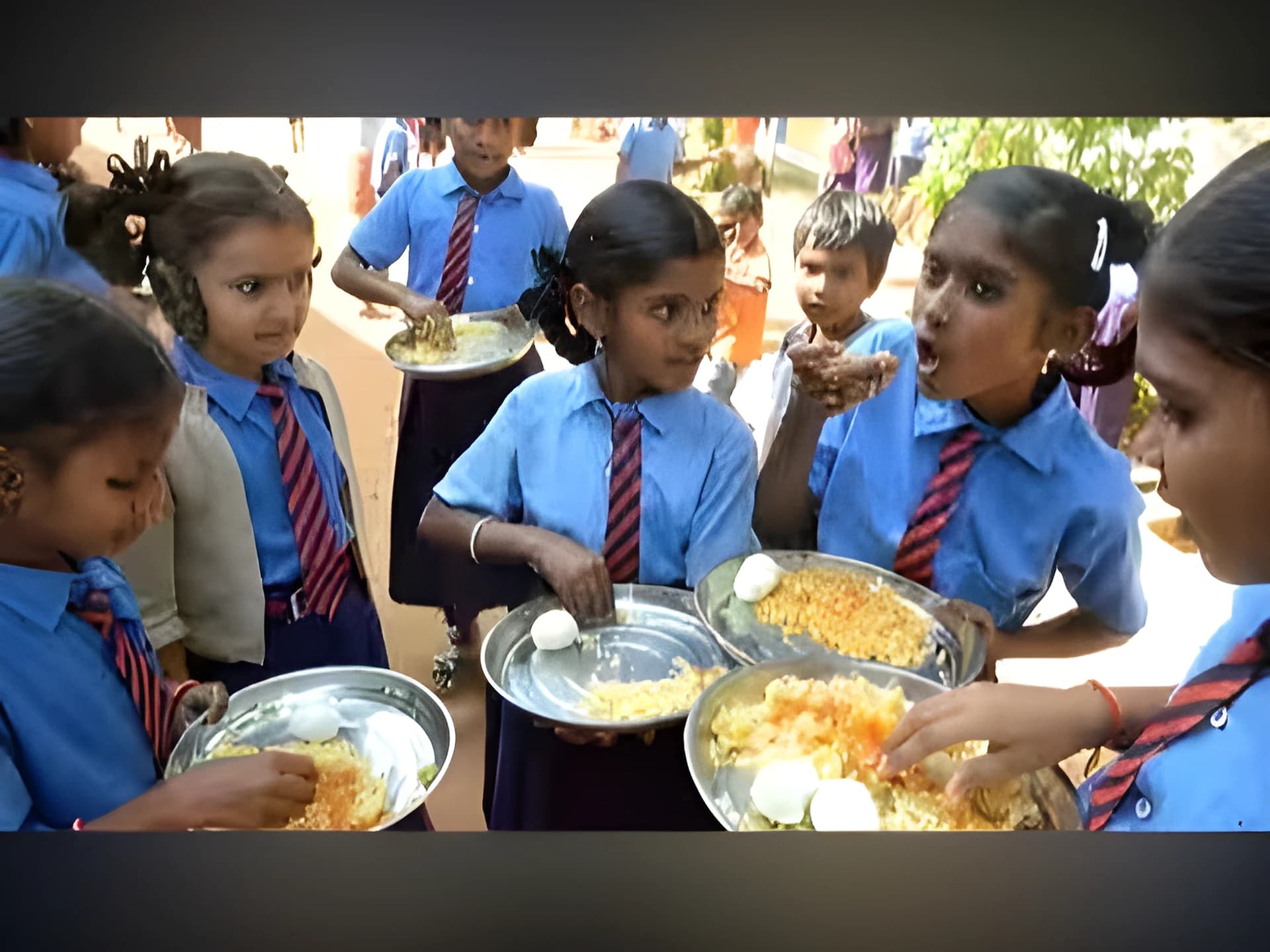 మహారాష్ట్రలో కరువు.. విద్యార్థుల ఆకలి తీరుస్తున్న టీచర్లు