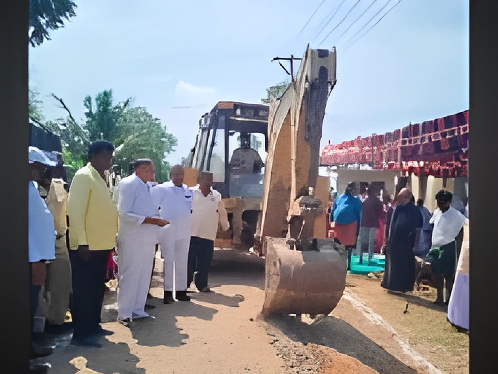 రోడ్ల నిర్మాణానికి ఎమ్మెల్యే శంకుస్థాపన