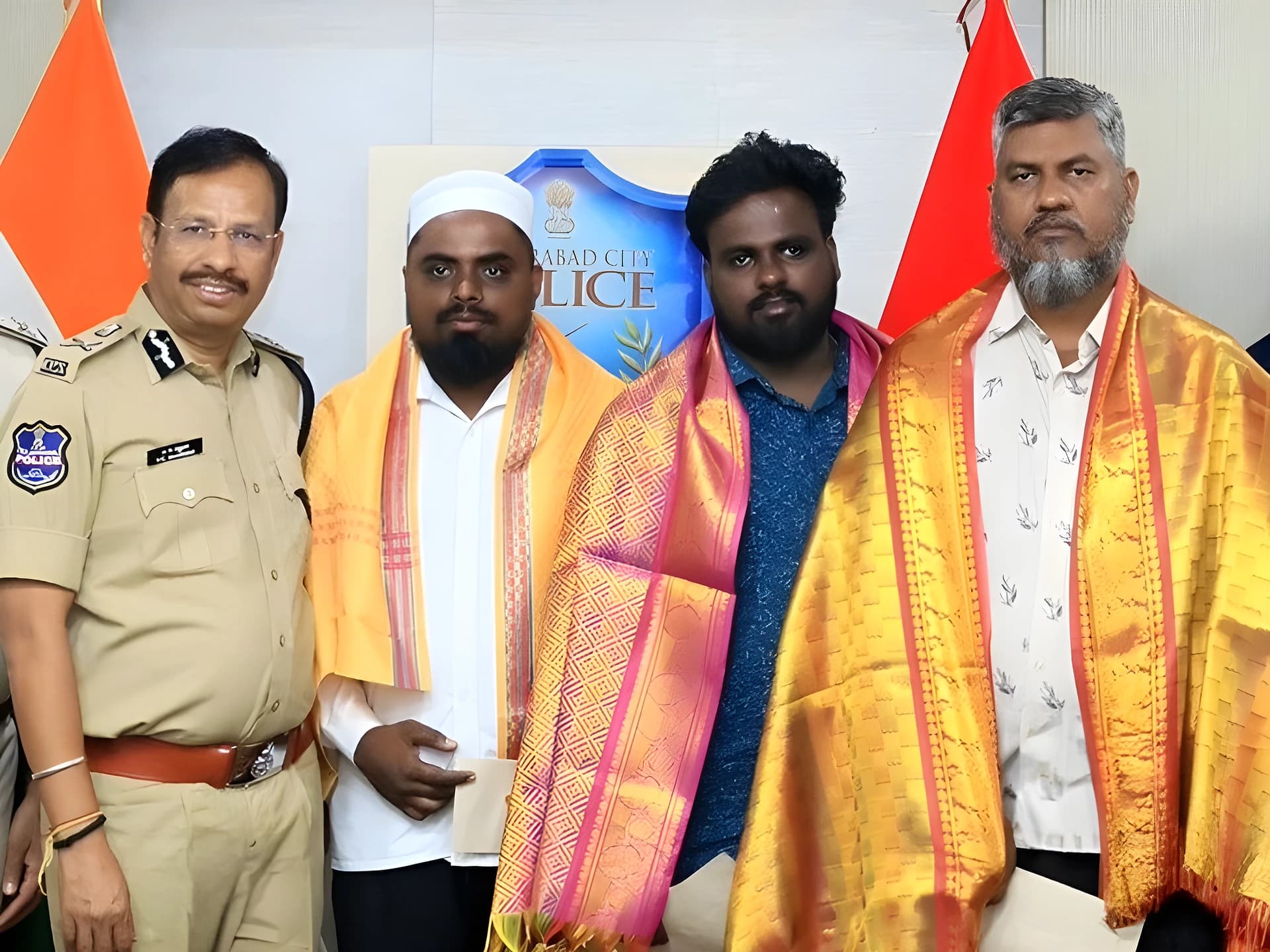 చిన్నారి ప్రాణాలు కాపాడిన ముగ్గురికి CP సజ్జనార్ సత్కారం