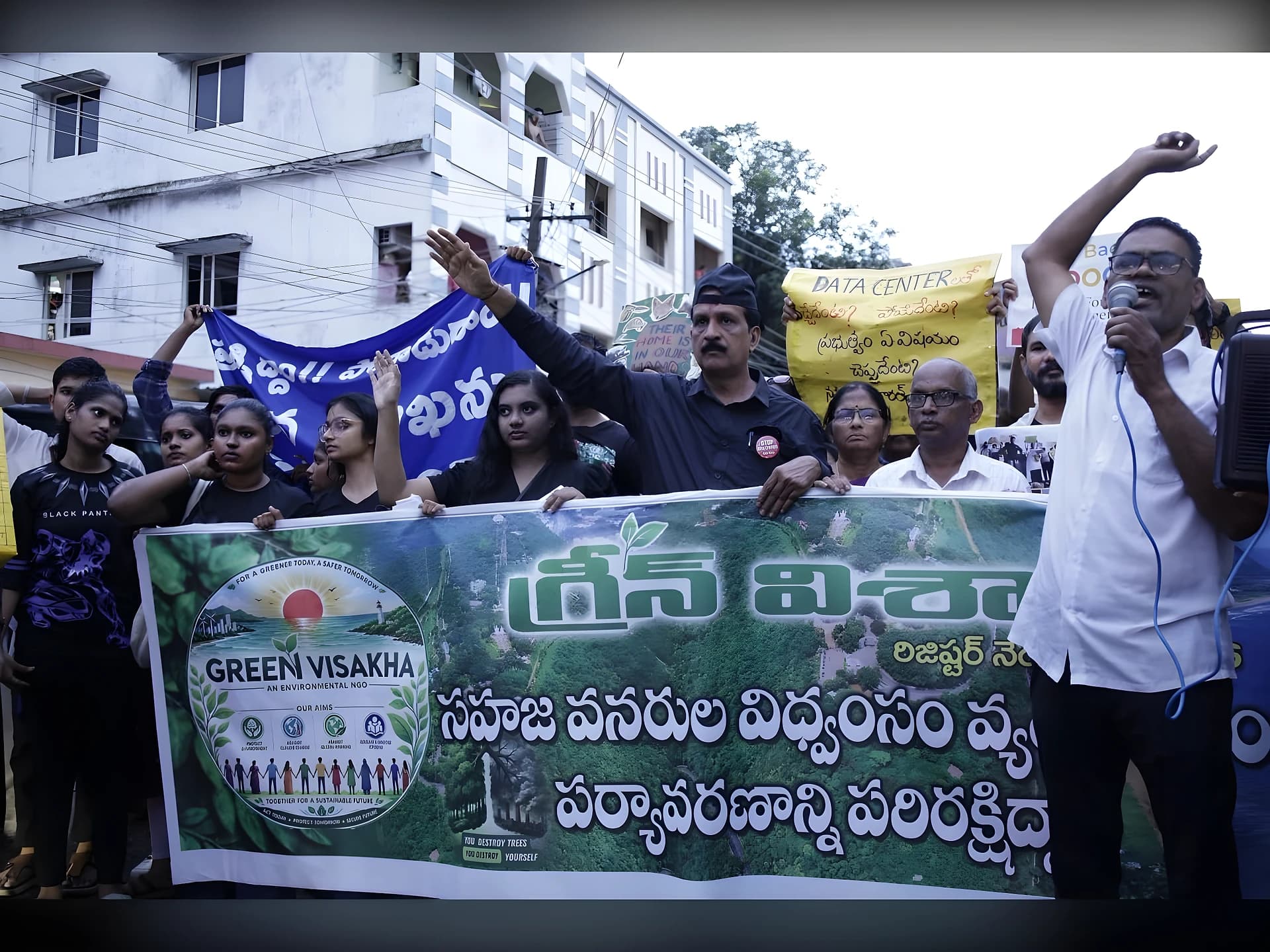 డేటా సెంటర్ల ఏర్పాటుకు వ్యతిరేకంగా భారీ ర్యాలీ
