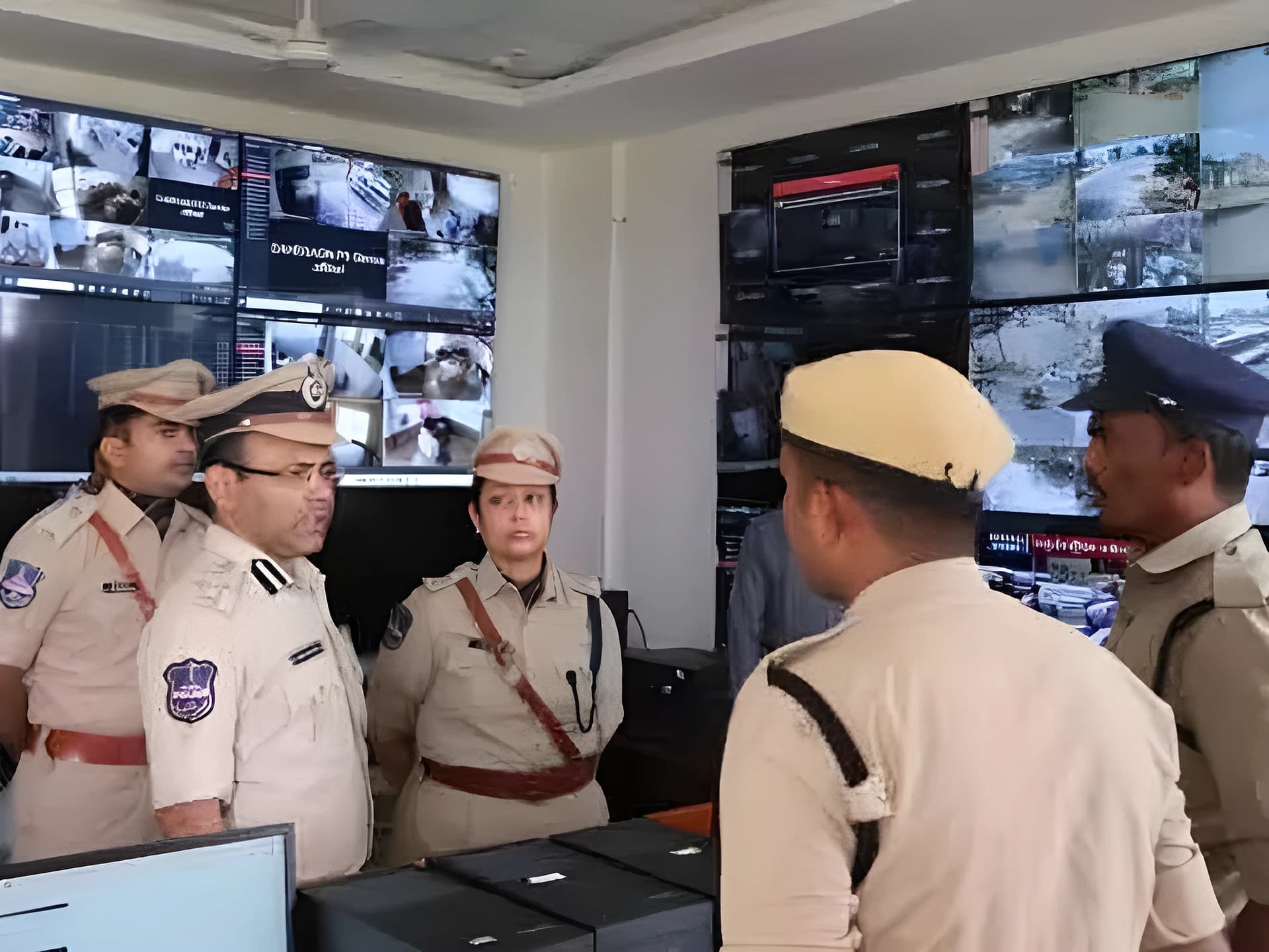 పోలీస్ కార్యాలయంలో సీపీ ఆకస్మిక తనిఖీ