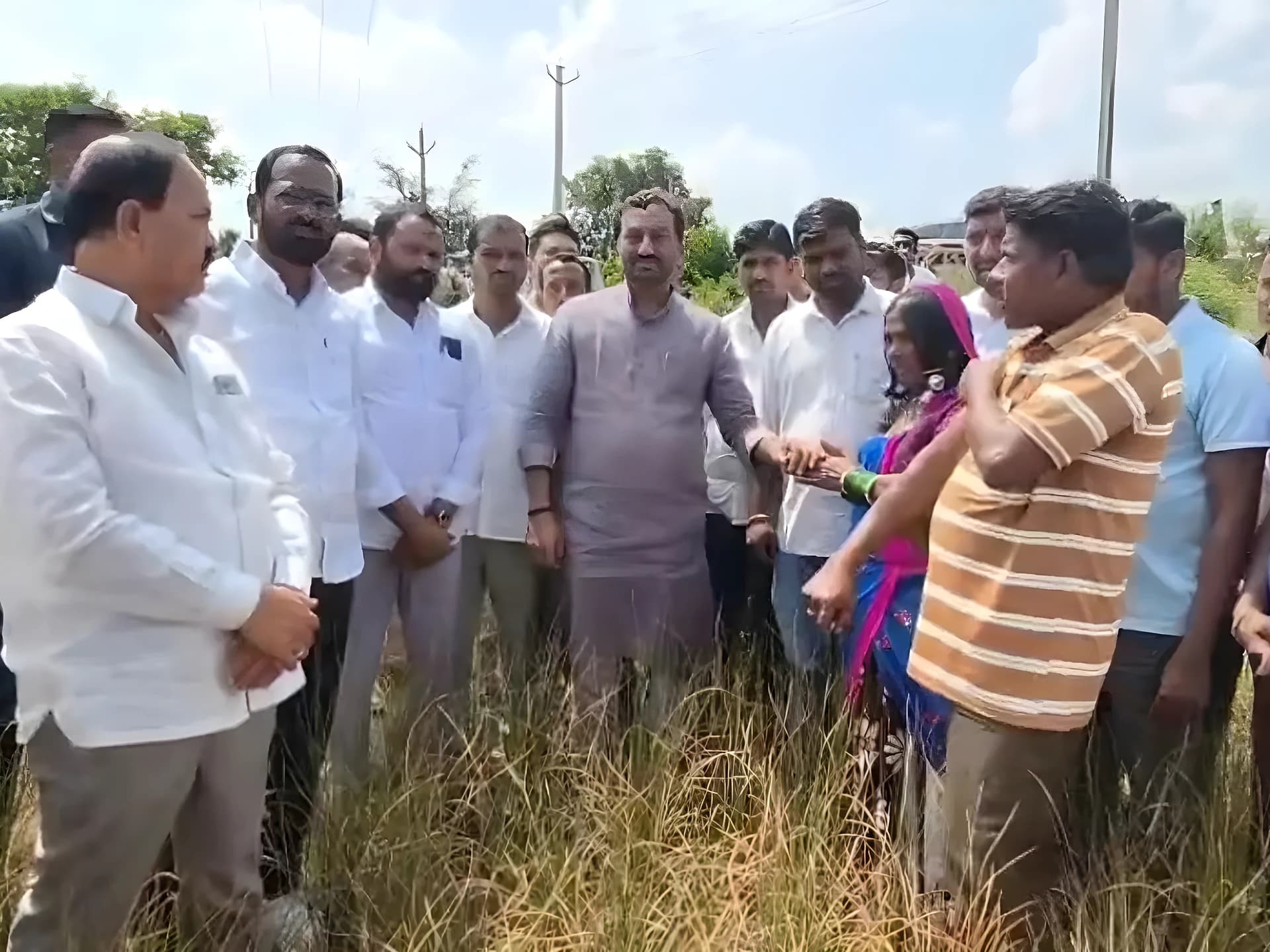 రైతు కుటుంబానికి 50లక్షల ఎక్స్‌గ్రేషియా ఇవ్వాలి: MP