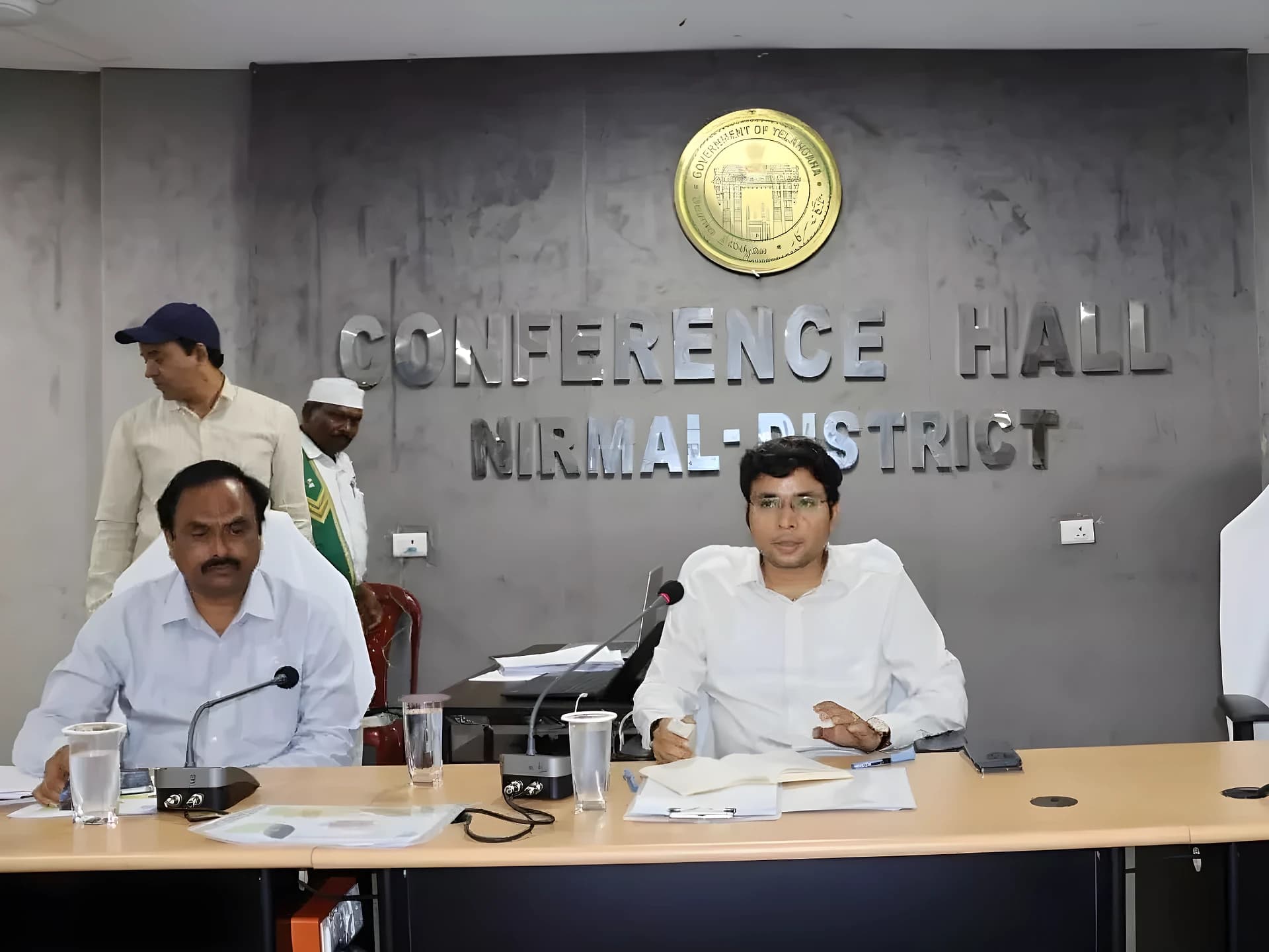 వరికి ప్రత్యామ్నాయ పంటలు వేయాలి: కలెక్టర్