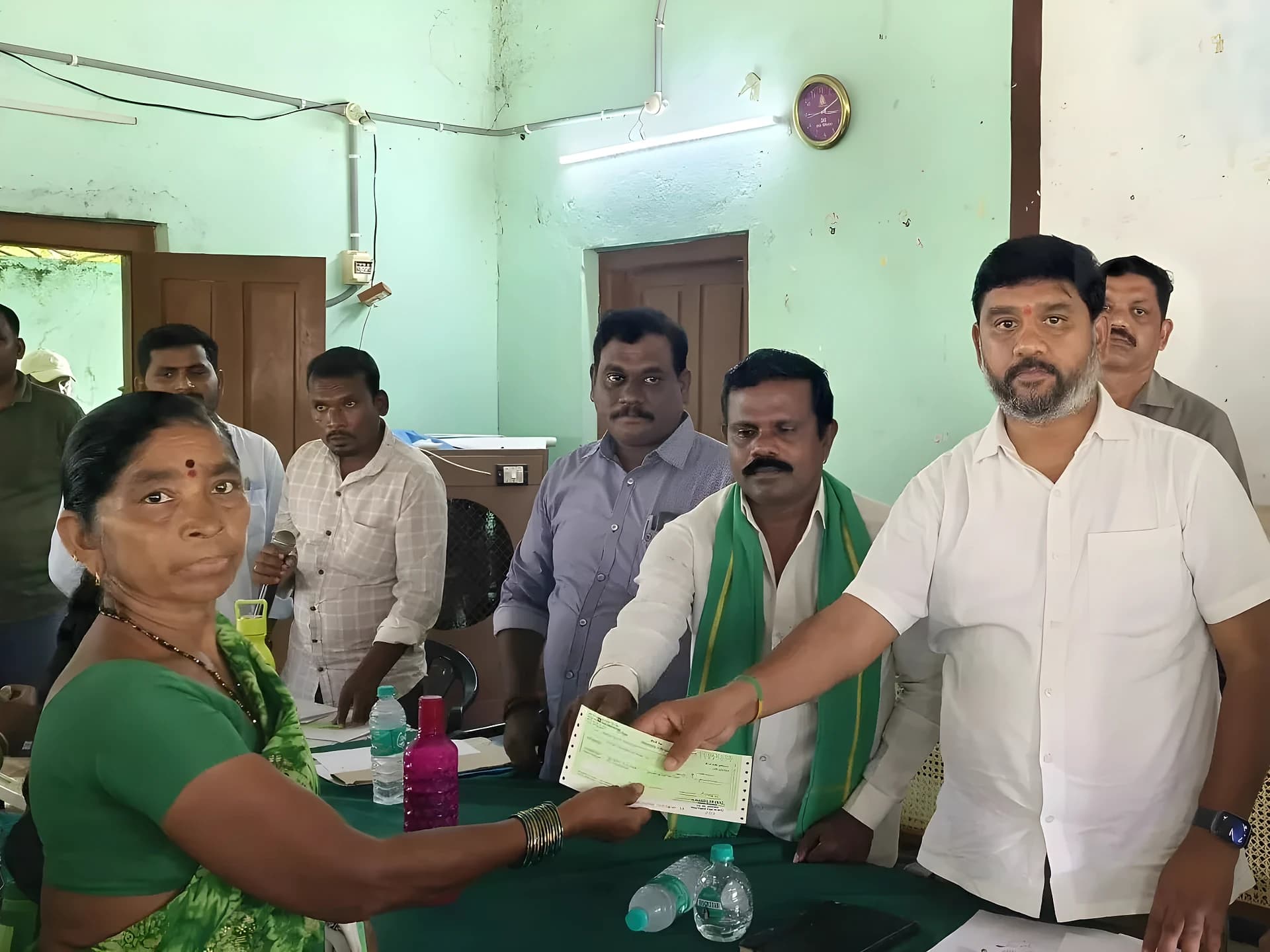 రైతుల సమస్యలపై ఎమ్మెల్యే సమీక్ష