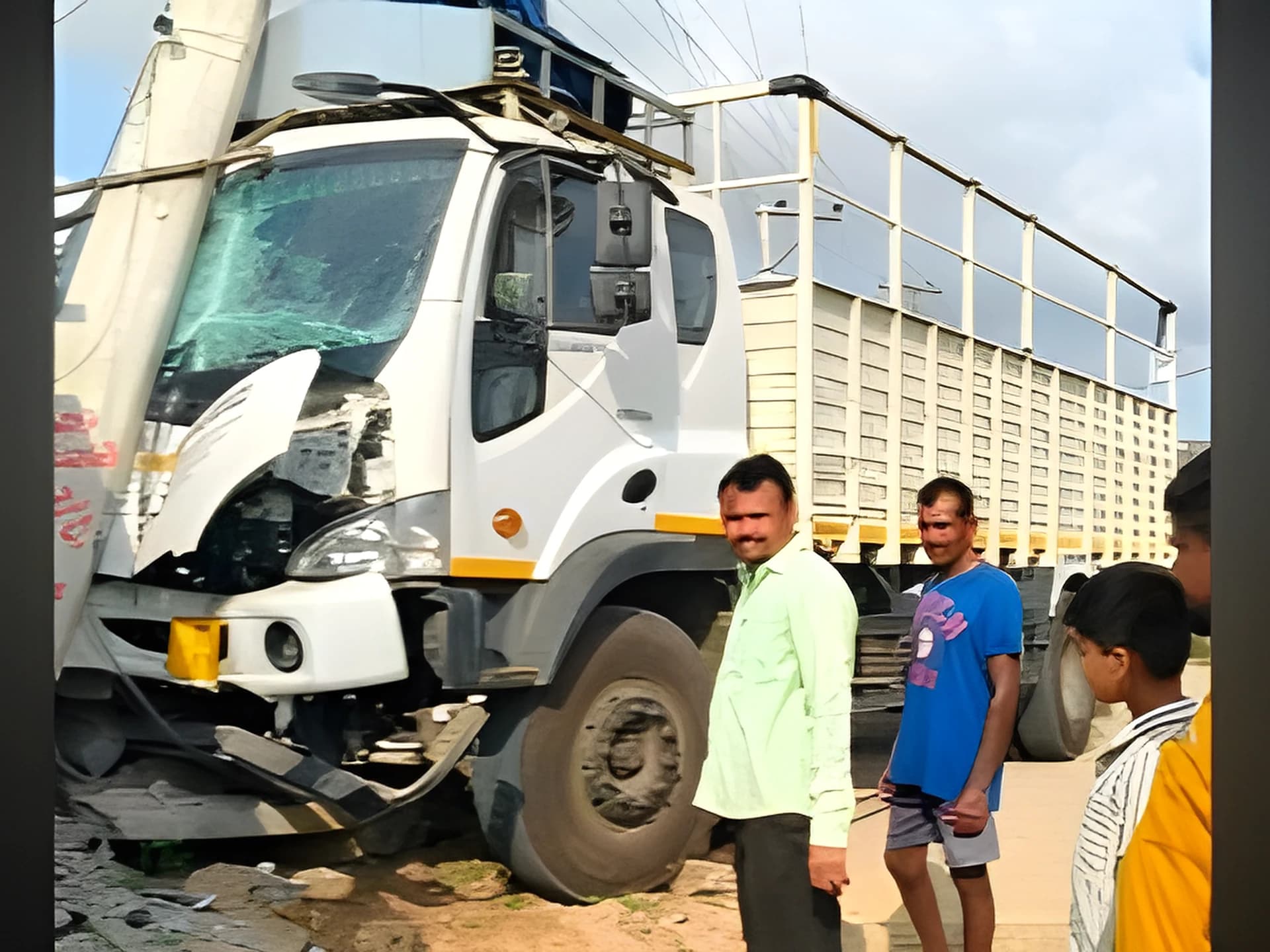 ఇంట్లోకి దూసుకెళ్లిన డీసీఎం..!