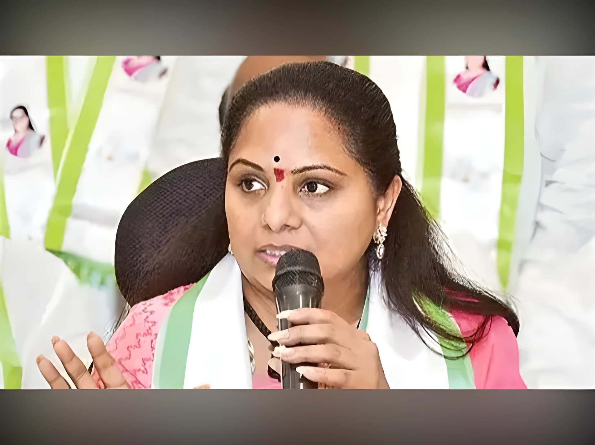 KTR సొంతవారినే ఇబ్బంది పెడతారు: కవిత
