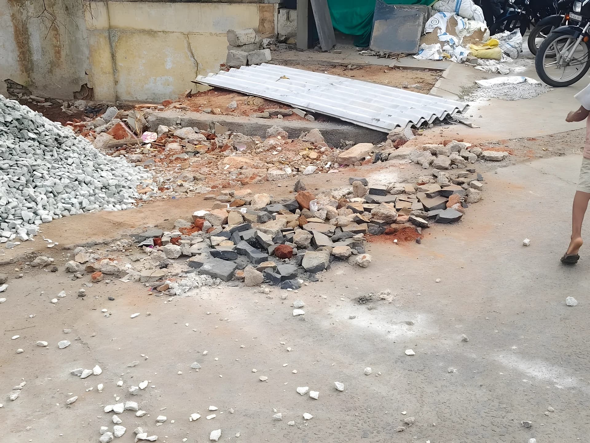 కడపలో కంకర రాళ్లు.. భారీ కుట్ర?