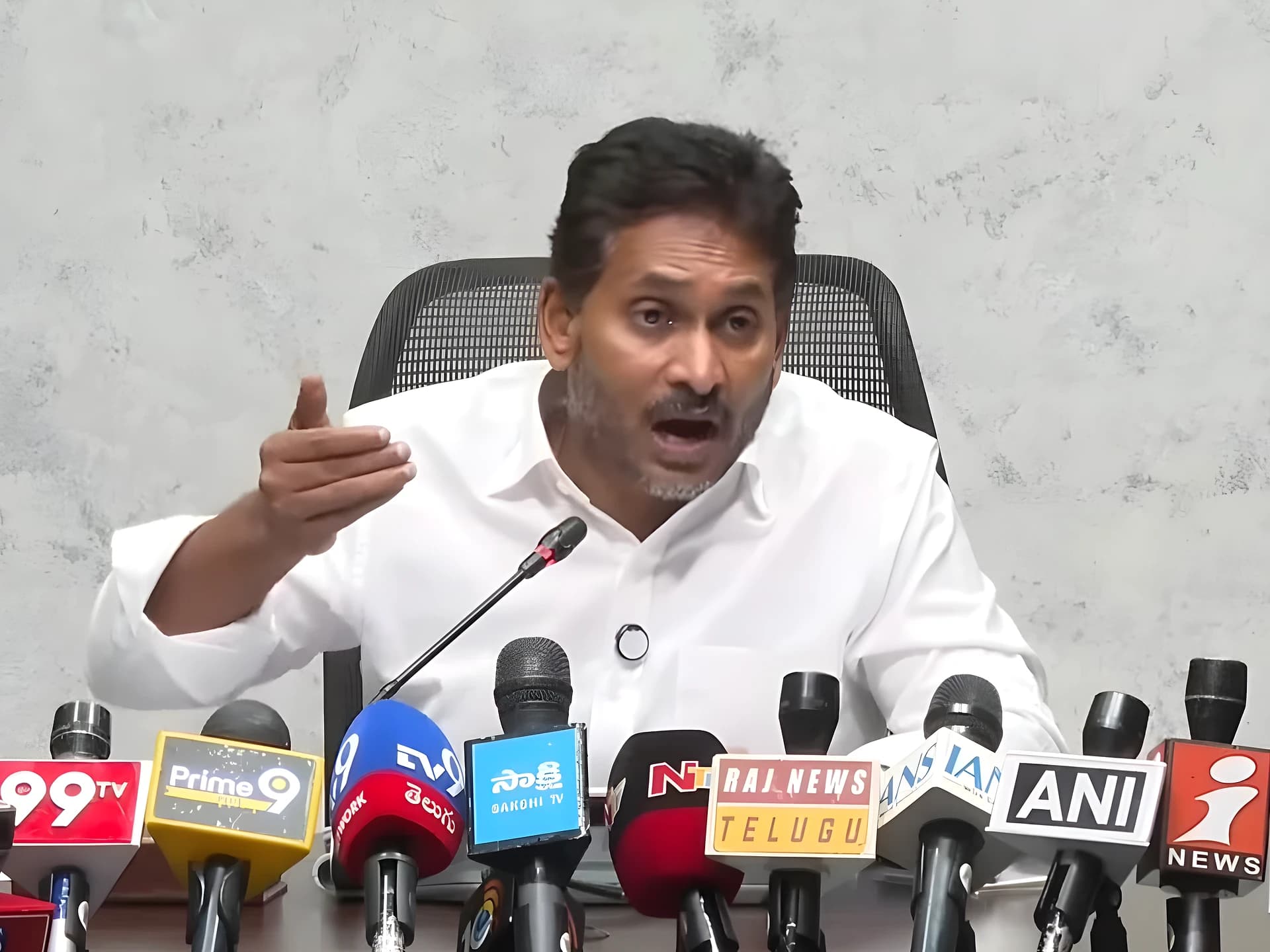 "చంద్రబాబు రక్త చరిత్ర": YS జగన్