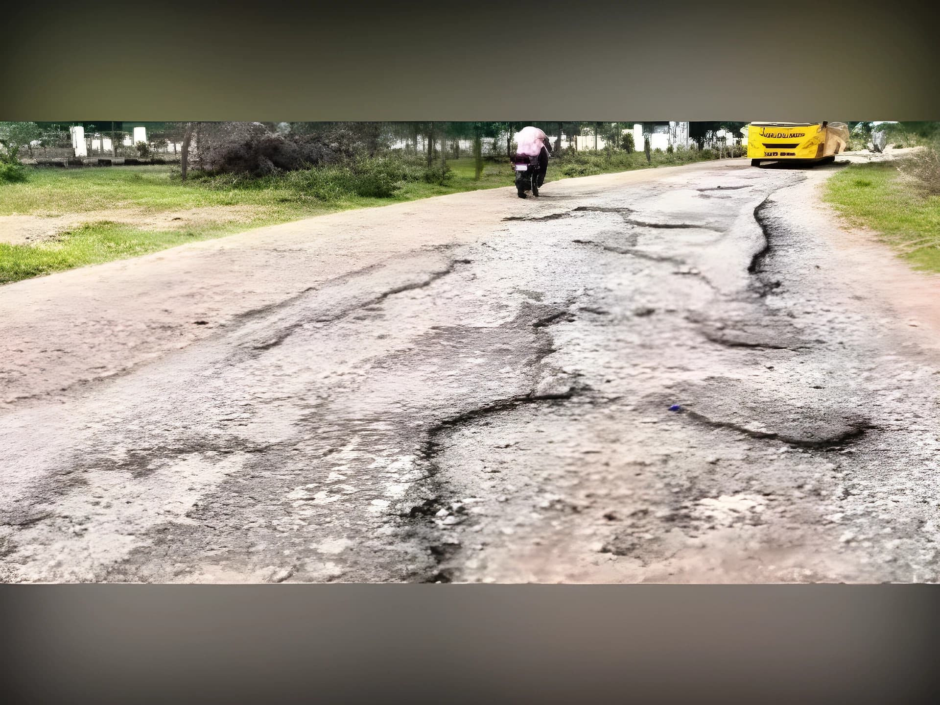 రహదారిపై గుంతల పూడ్చివేత
