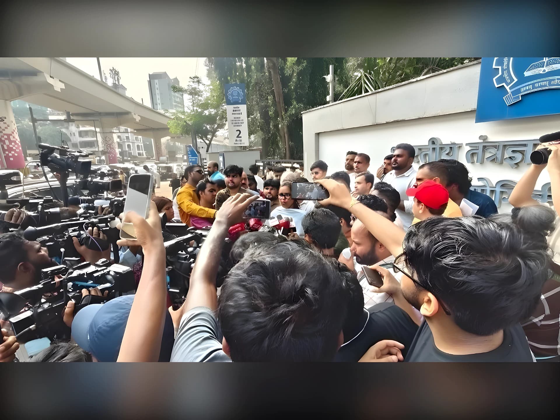 విద్యార్థులపై పోలీసుల బలప్రయోగం