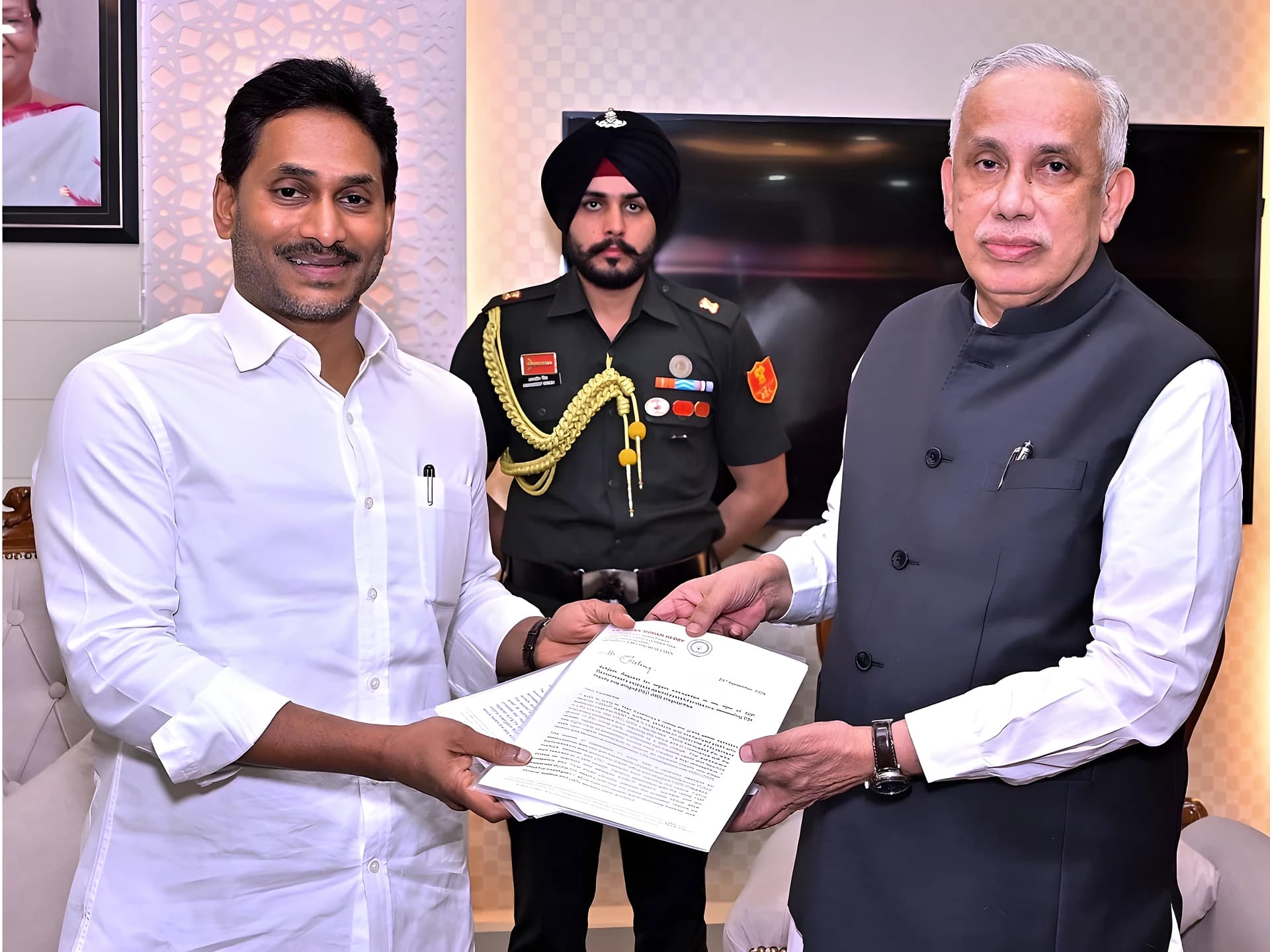 గవర్నర్‌ని కలిసిన YS జగన్