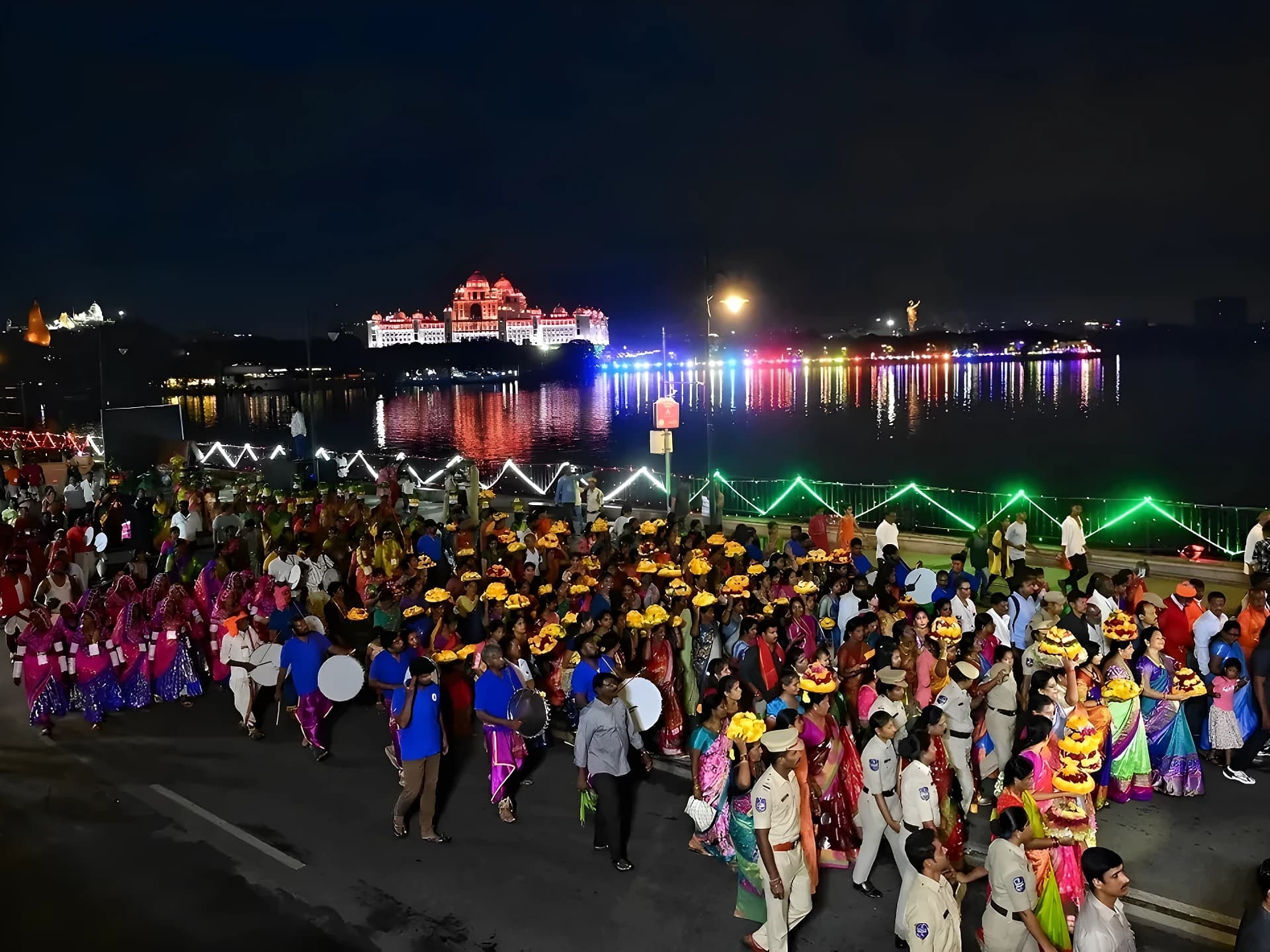 ట్యాంక్‌బండ్‌పై కొనసాగుతున్న బతుకమ్మ సందడి