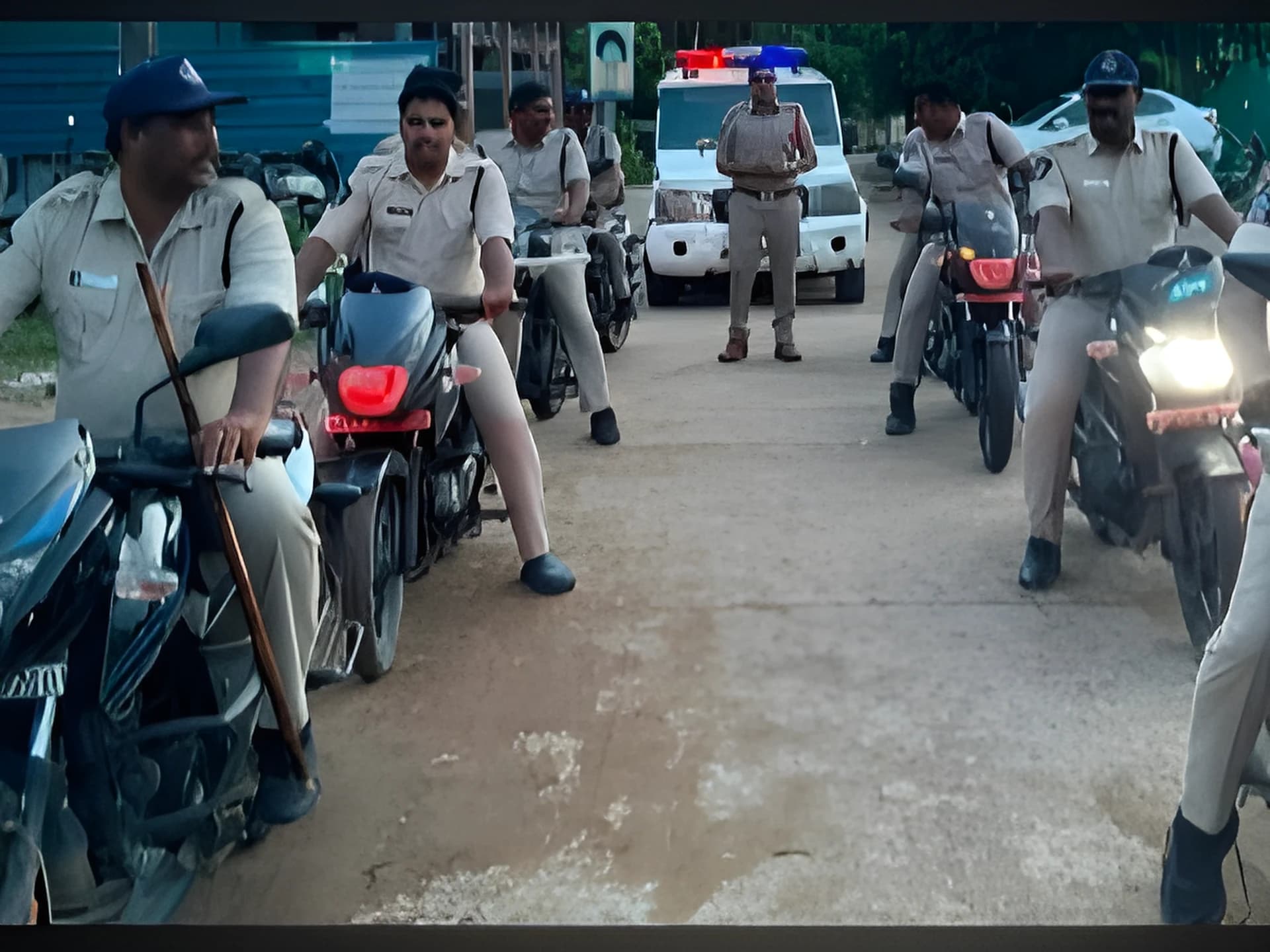 ఎన్నికల వేళ పోలీసుల పెట్రోలింగ్!