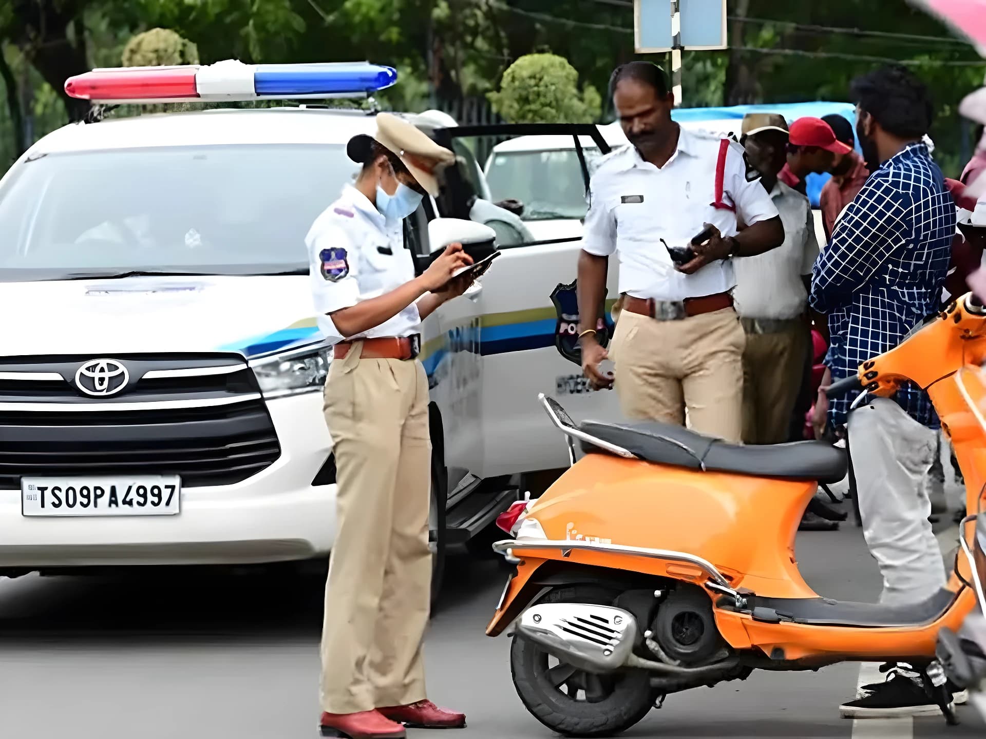 నకిలీ ప్లేట్లతో 88 బైక్‌లు, 12 కార్లు సీజ్