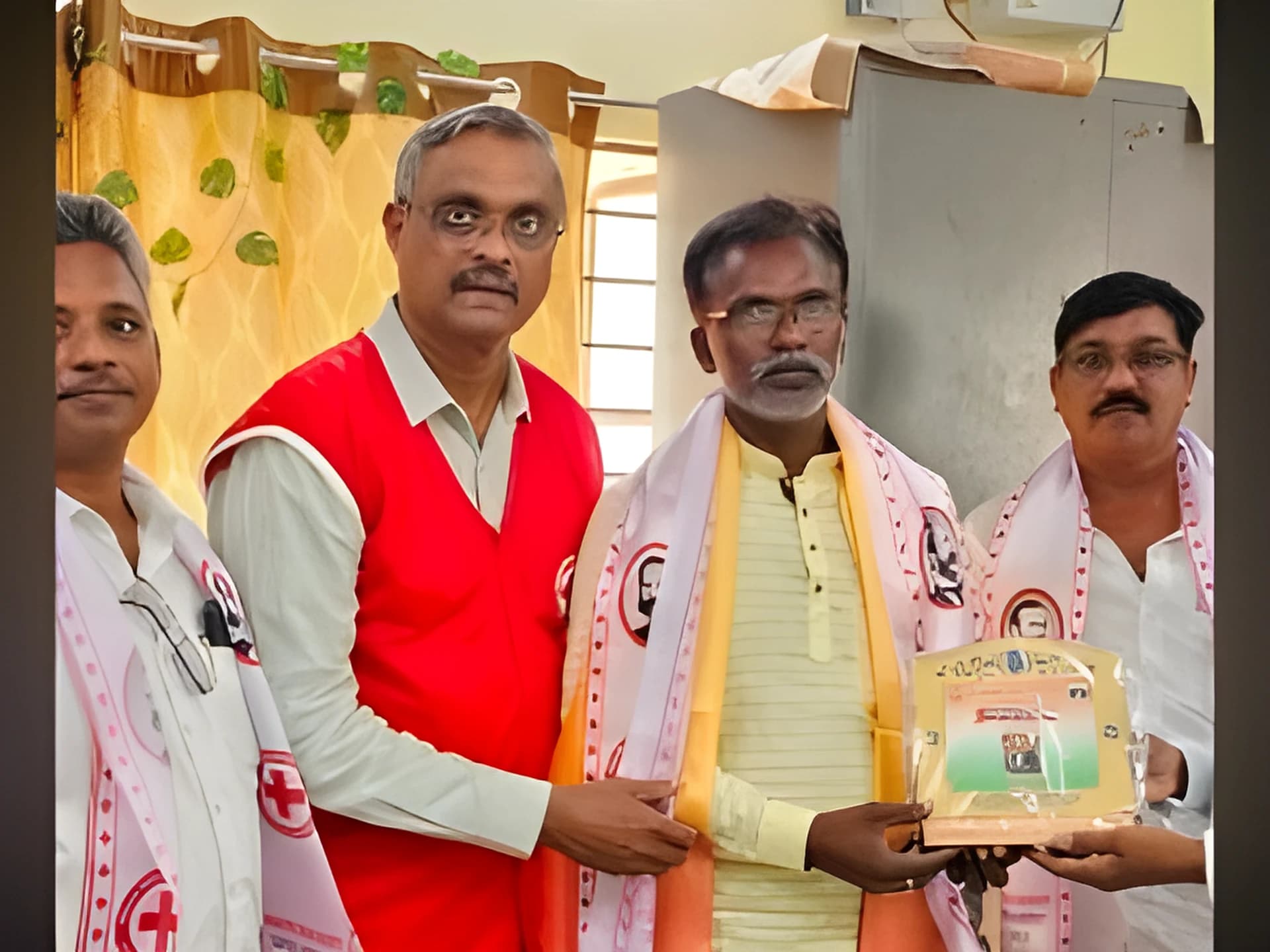 రెడ్ క్రాస్ దాతలకు తహసీల్దార్ ధన్యవాదాలు