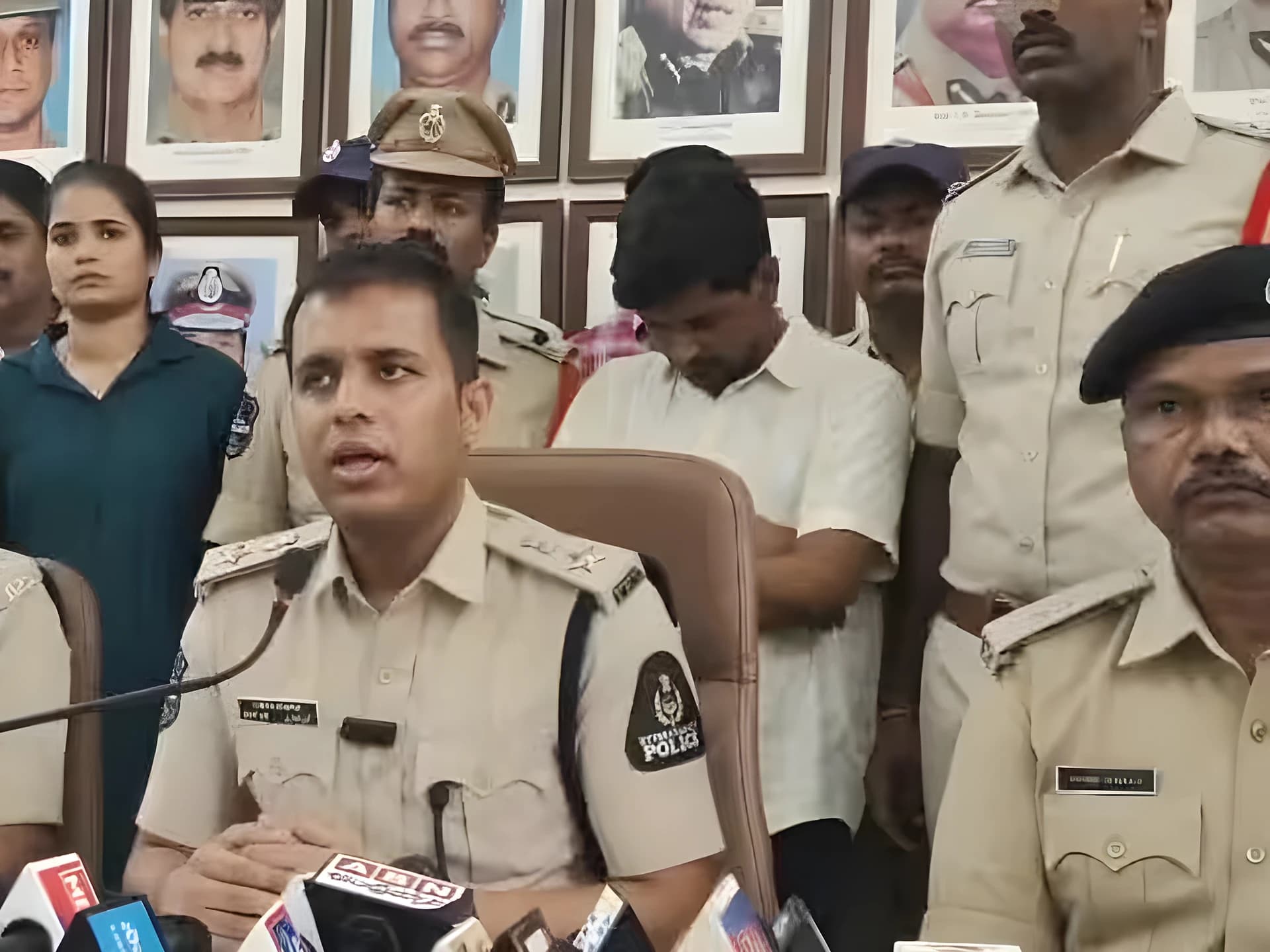ఫేక్ అకౌంట్లతో బ్లాక్‌మెయిల్