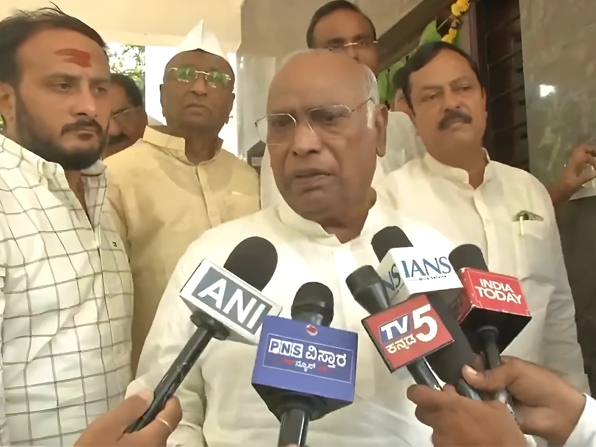 SIR, మహిళా రిజర్వేషన్లపై ఖర్గే కామెంట్స్.. PM మోదీకి లేఖలు!