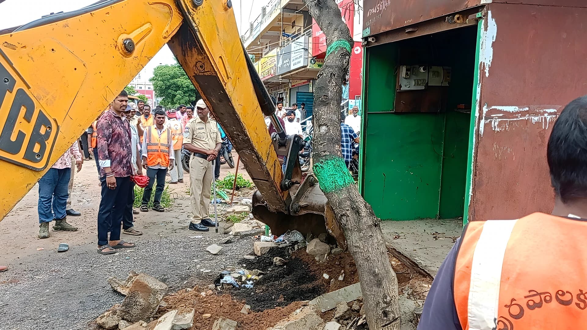 డబ్బాలు తీశారు.. దుకాణాలు వదిలేశారు
