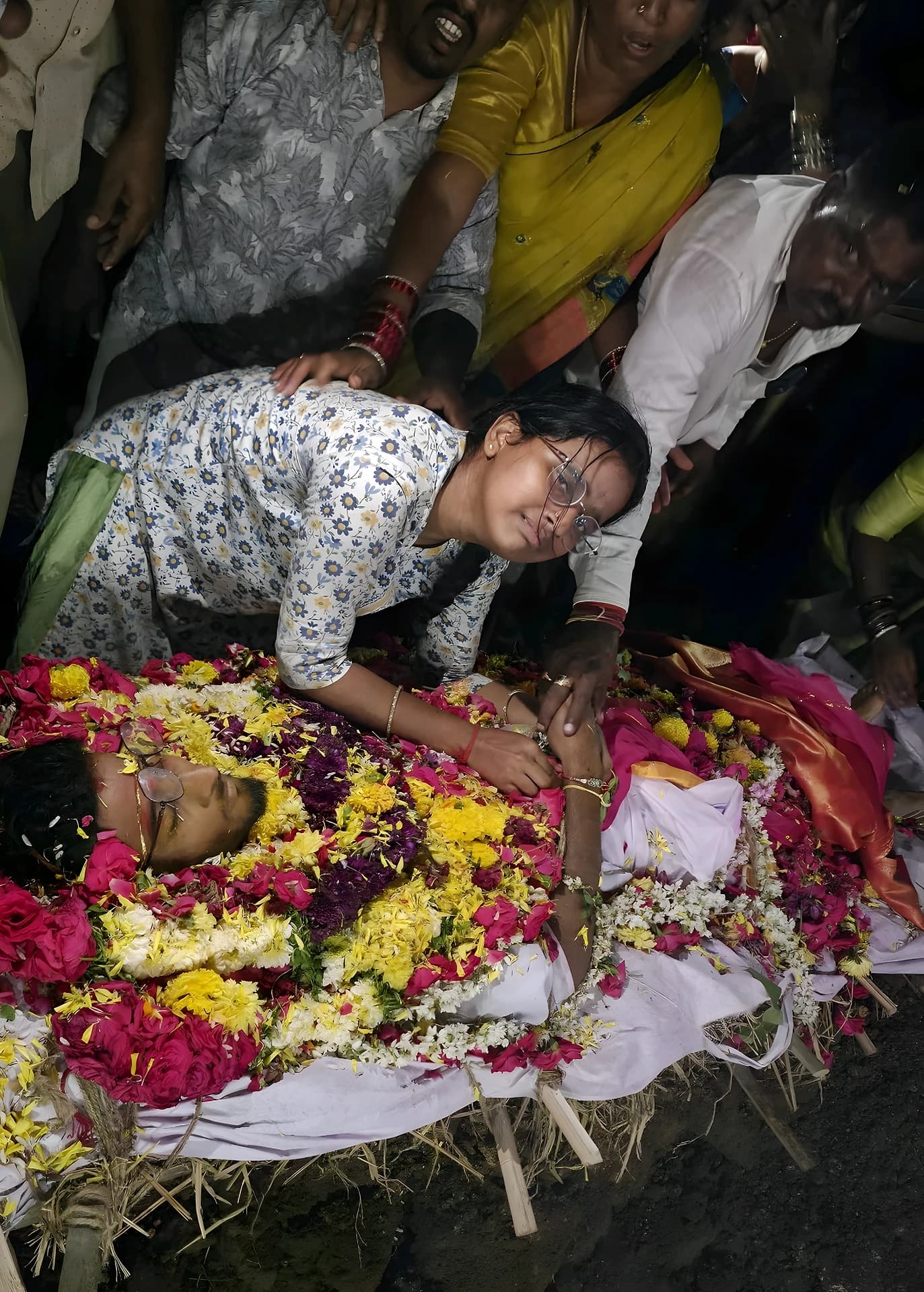 అన్న మృతదేహానికి రాఖీ కట్టి సాగనంపిన చెల్లి