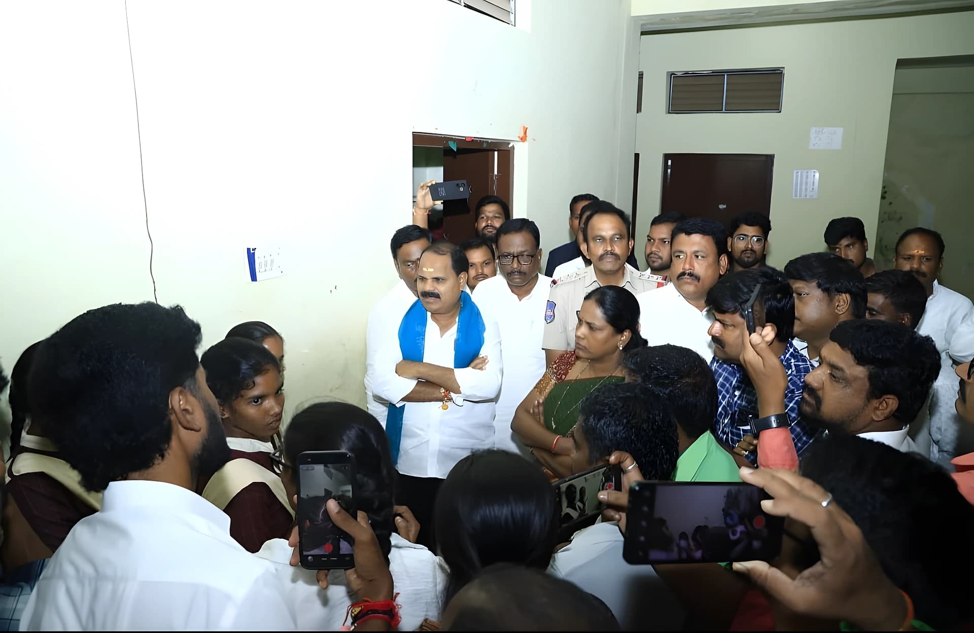 ఆత్మహత్యలు వద్దు.. రంగారెడ్డిలో ఎమ్మెల్యే హితబోధ!