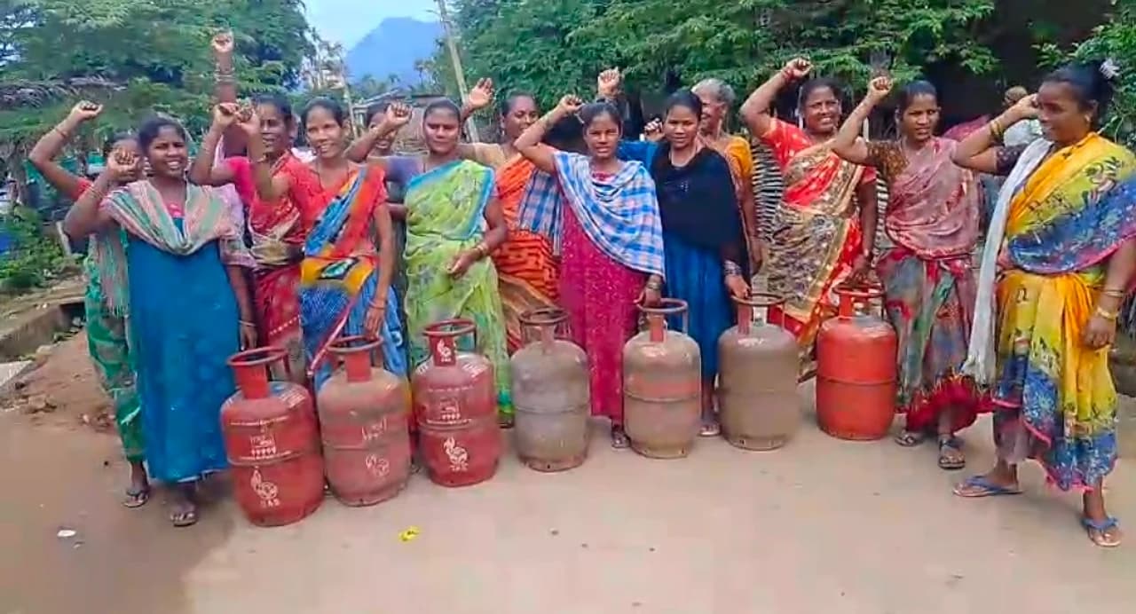 గ్యాస్ కోసం గిరిజన మహిళల అవస్థలు