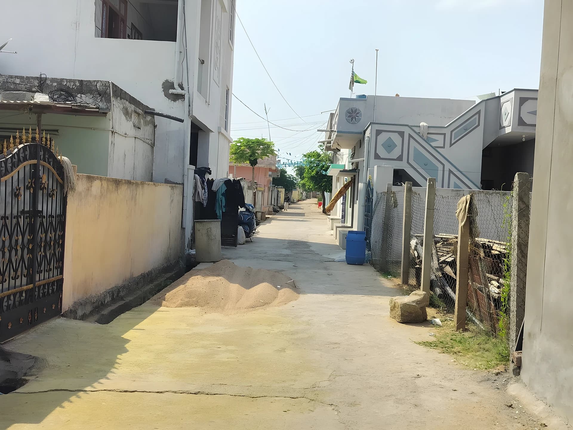 రెండిళ్ల మధ్య కొట్లాట.... డ్రమ్ములతో రోడ్డు బ్లాక్..