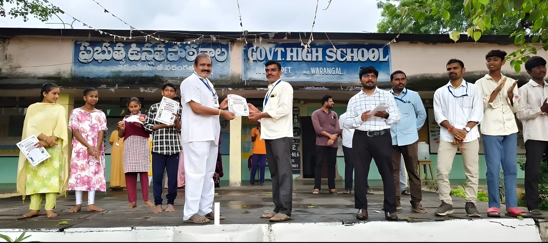 విధులకు డుమ్మా కొట్టని టీచర్‌.. అభినందించిన హెచ్‌ఎం