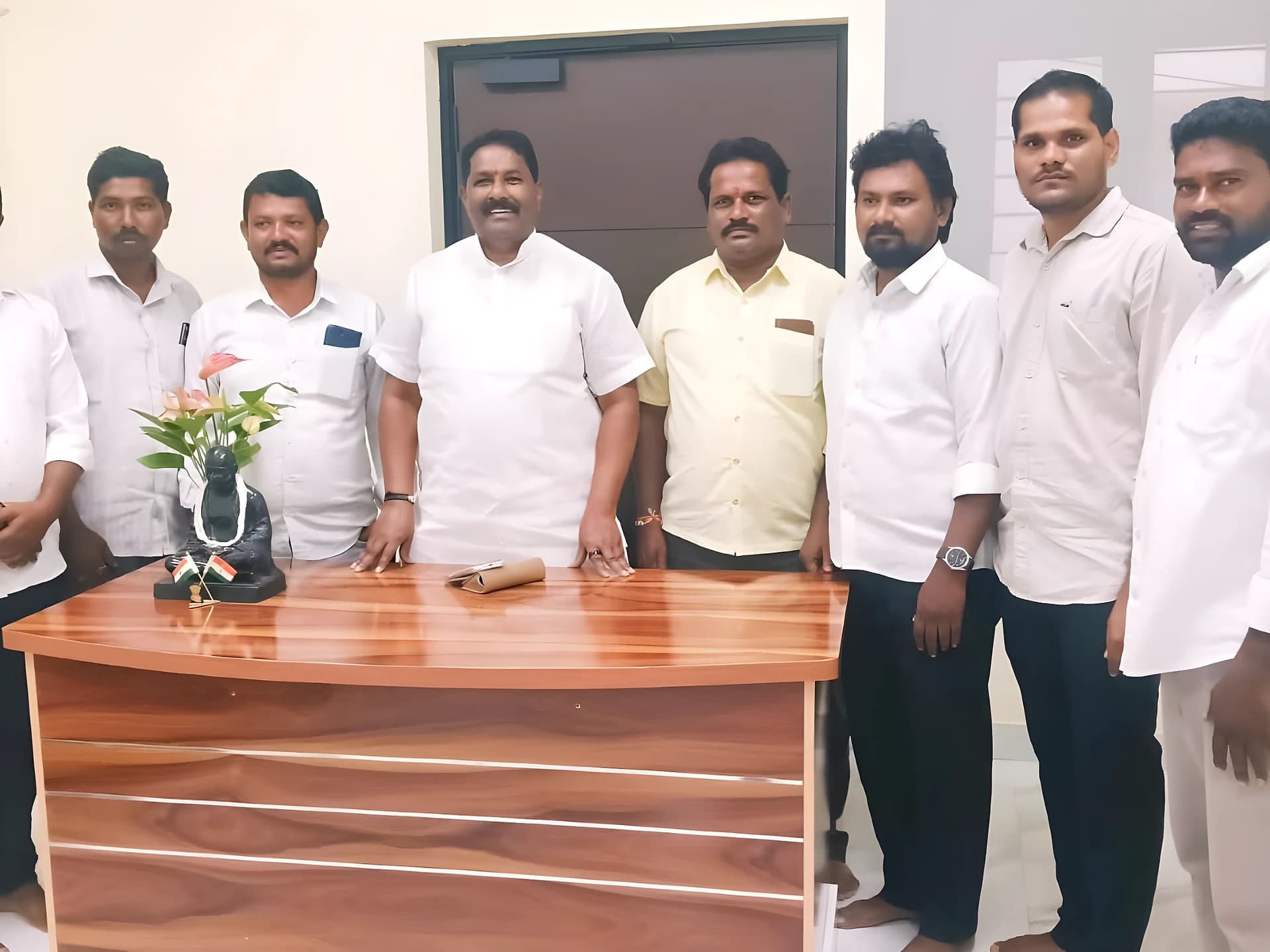 ఎమ్మెల్యే మాధవరెడ్డిని కలిసిన కాంగ్రెస్‌ నాయకులు