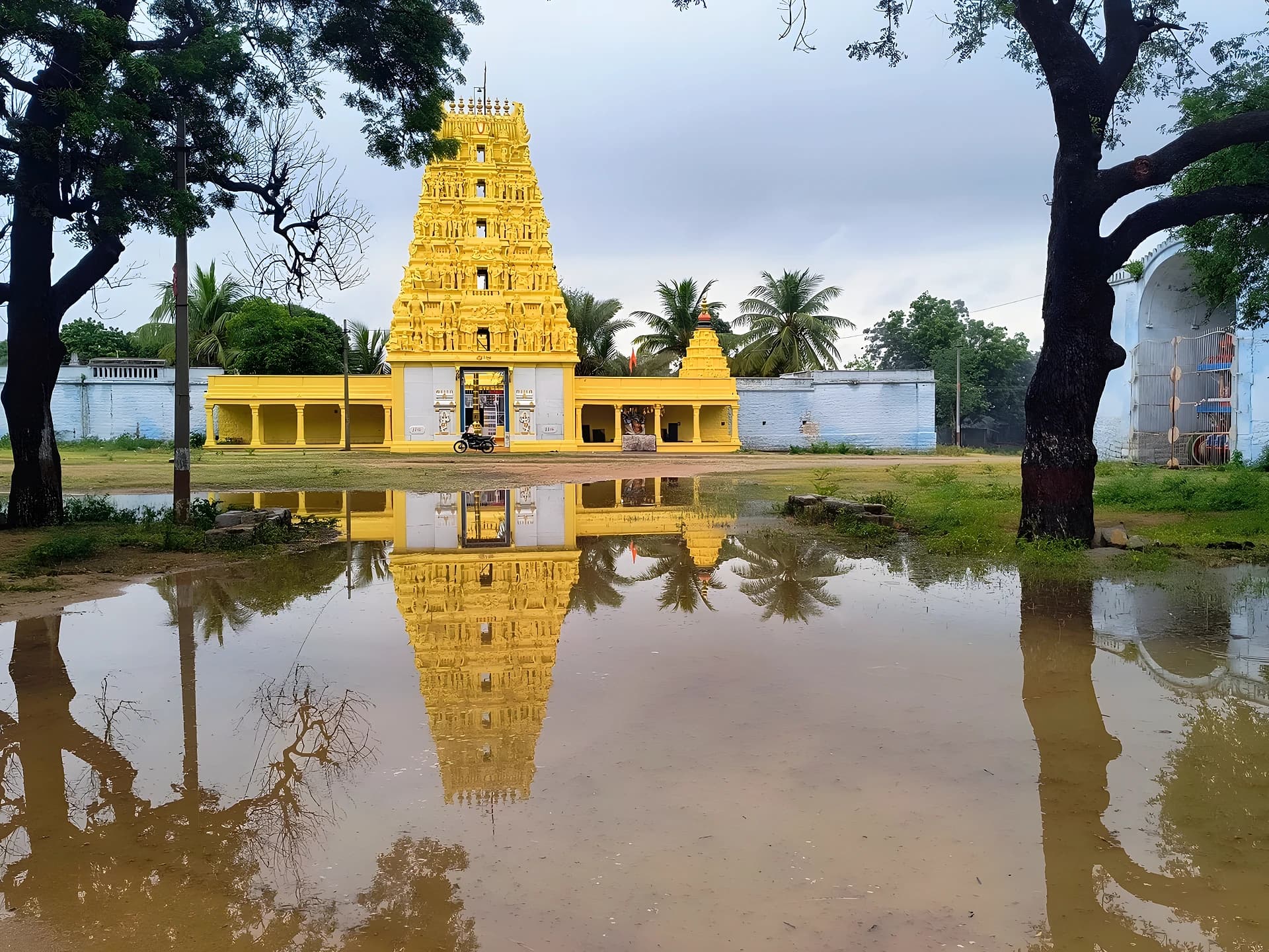 వర్షపు నీటితో భక్తులకు ఇబ్బందులు