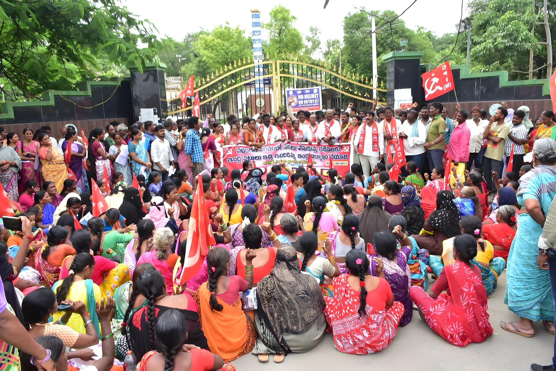 పేదల గుడిసెలకు పట్టాలివ్వాలి.. వరంగల్‌లో సీపీఎం ధర్నా