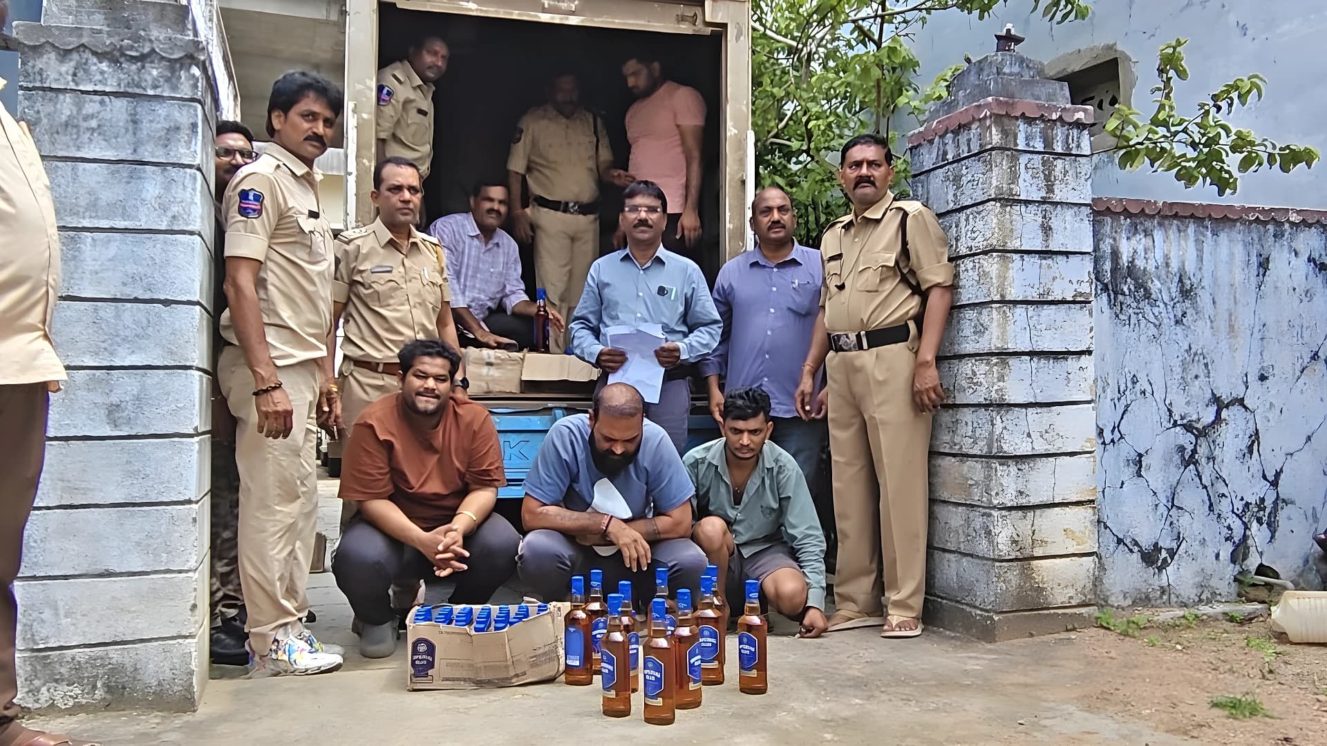 వ్యాన్‌లో ప్రత్యేక అరలు.. అక్రమ మద్యం రవాణా గుట్టురట్టు