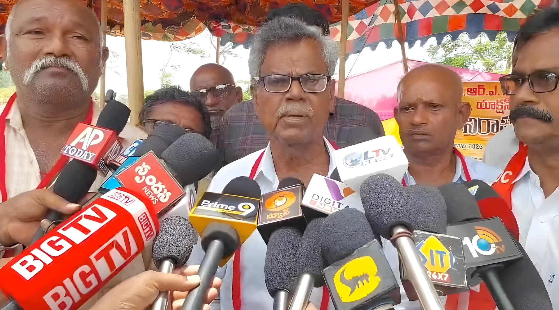 వీఆర్ఏలకు రెగ్యులర్ పే స్కేల్ అమలు చేయాలని డిమాండ్