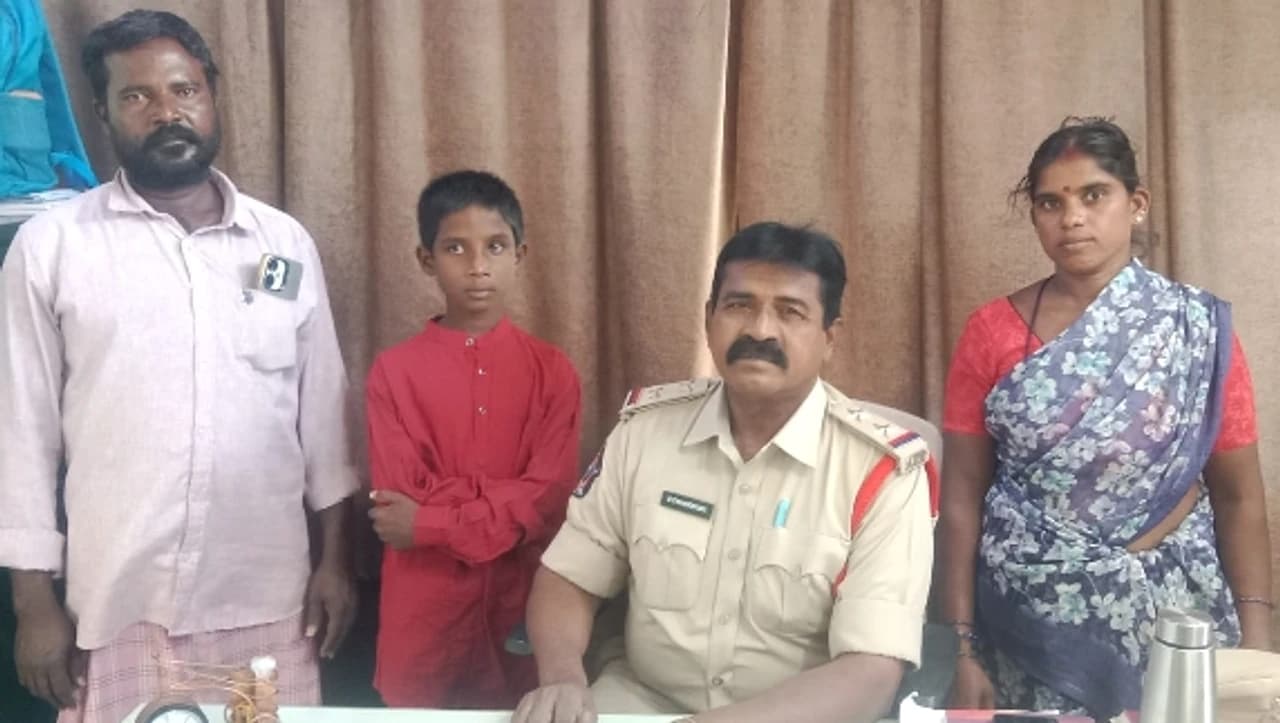 తప్పిపోయిన బాలుడిని తల్లిదండ్రులకు అప్పగించిన పోలీసులు